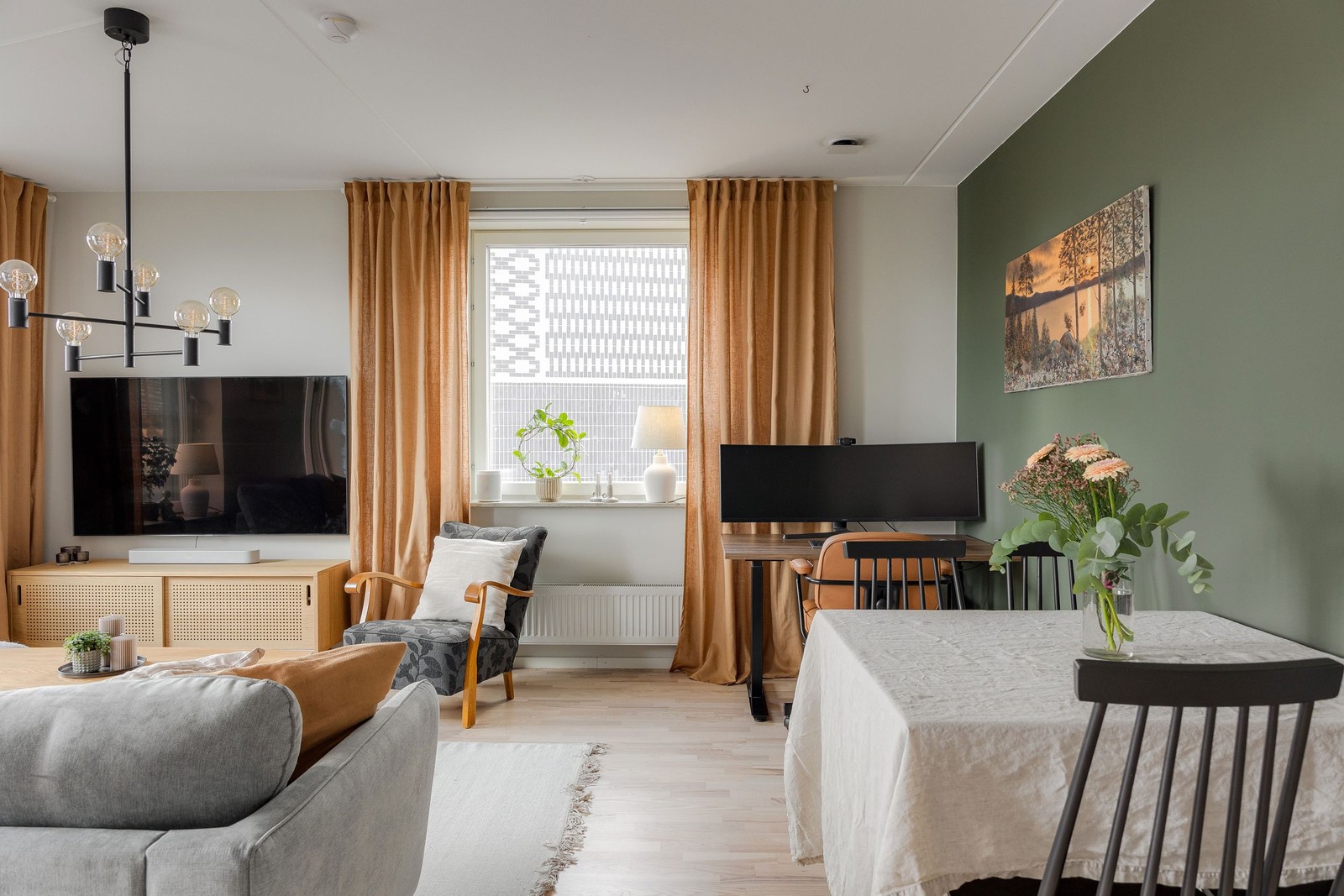 Den öppna planlösningen erbjuder flera möbleringsalternativ