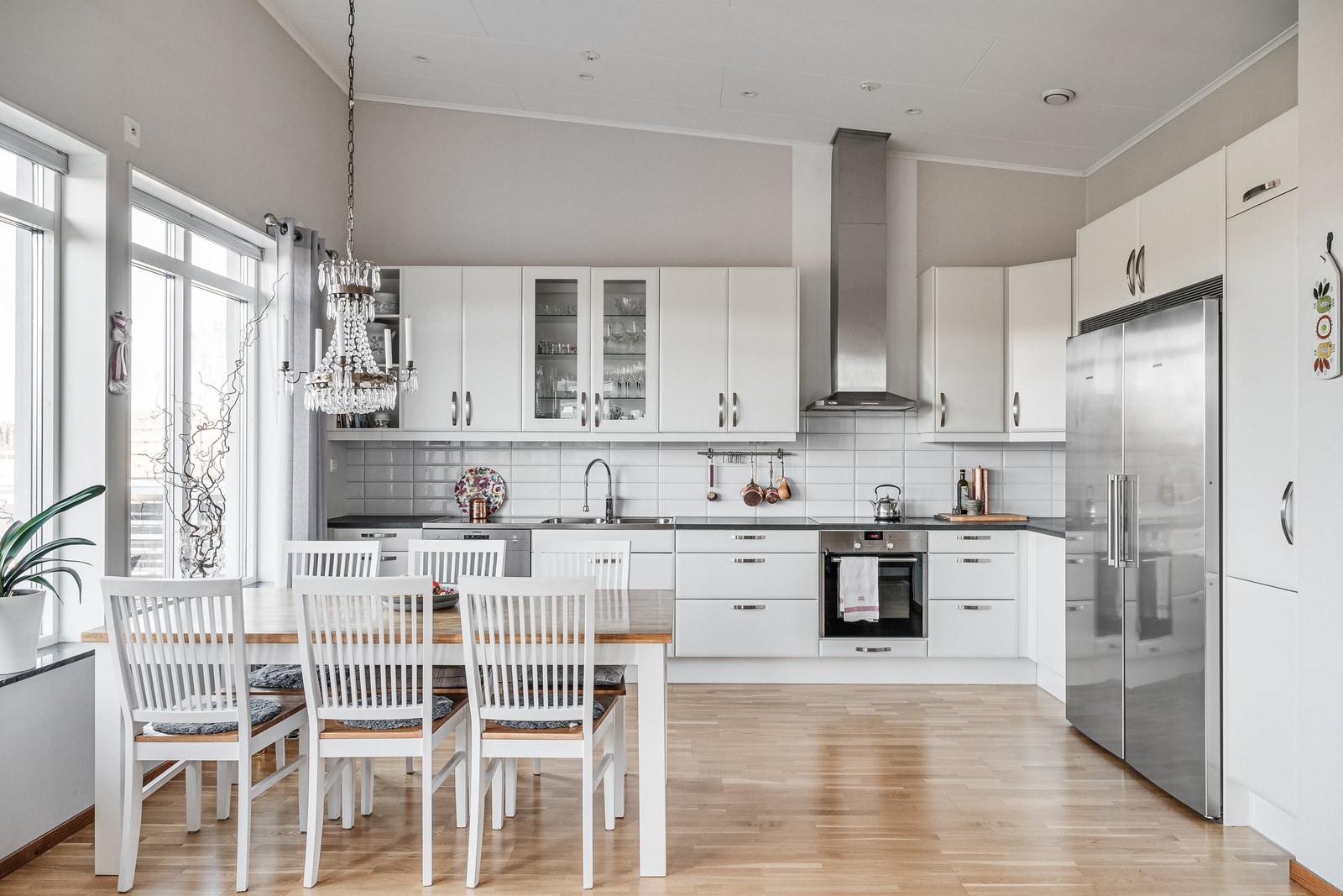 Här kan du sitta vid köksbordet och njuta av utsikten mot Klarälven