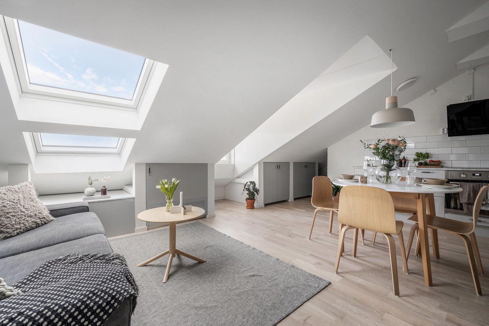 Trendig vindslägenhet med unik karaktär och smarta kvadratmeter.