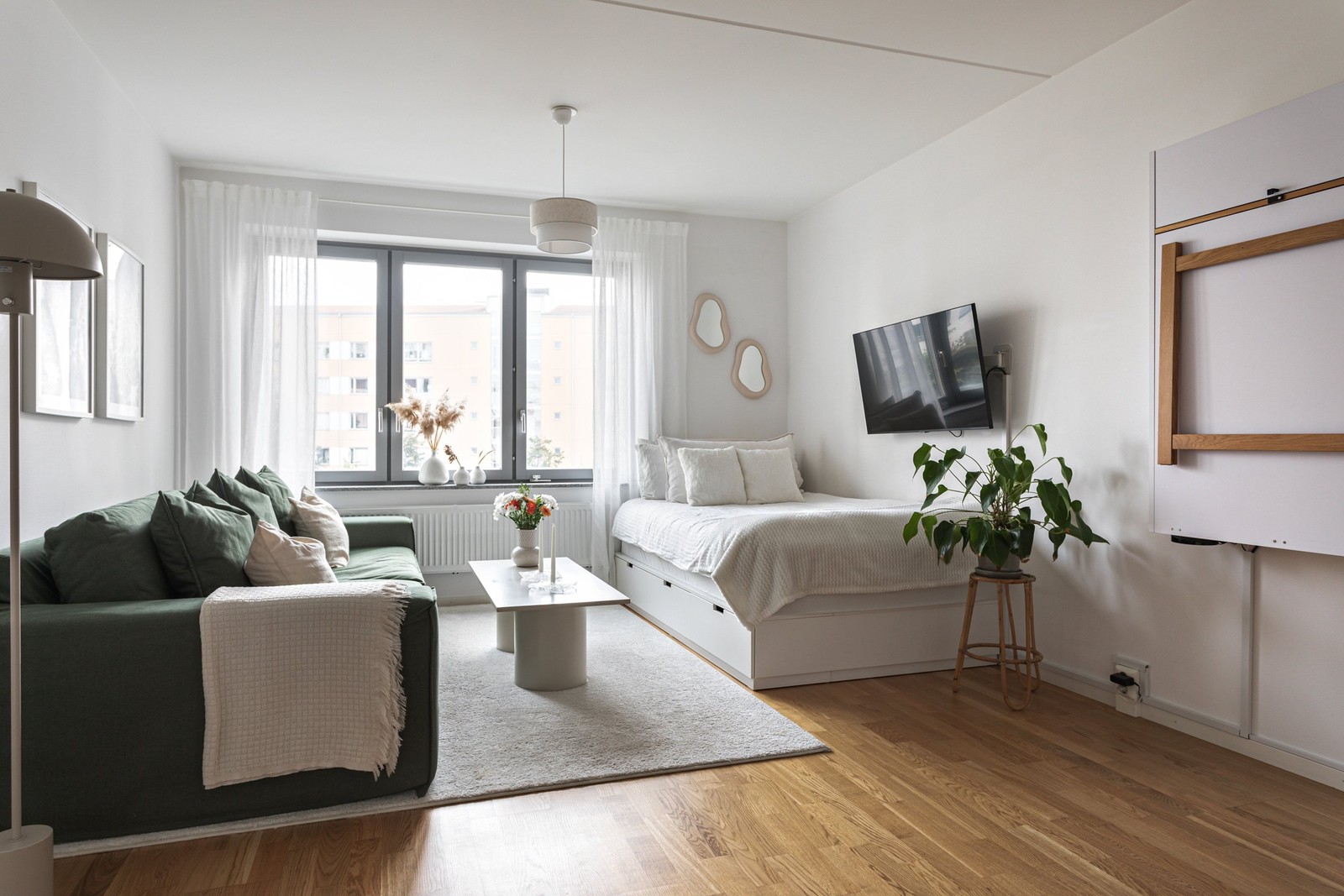 Rum med plats för både säng och soffa