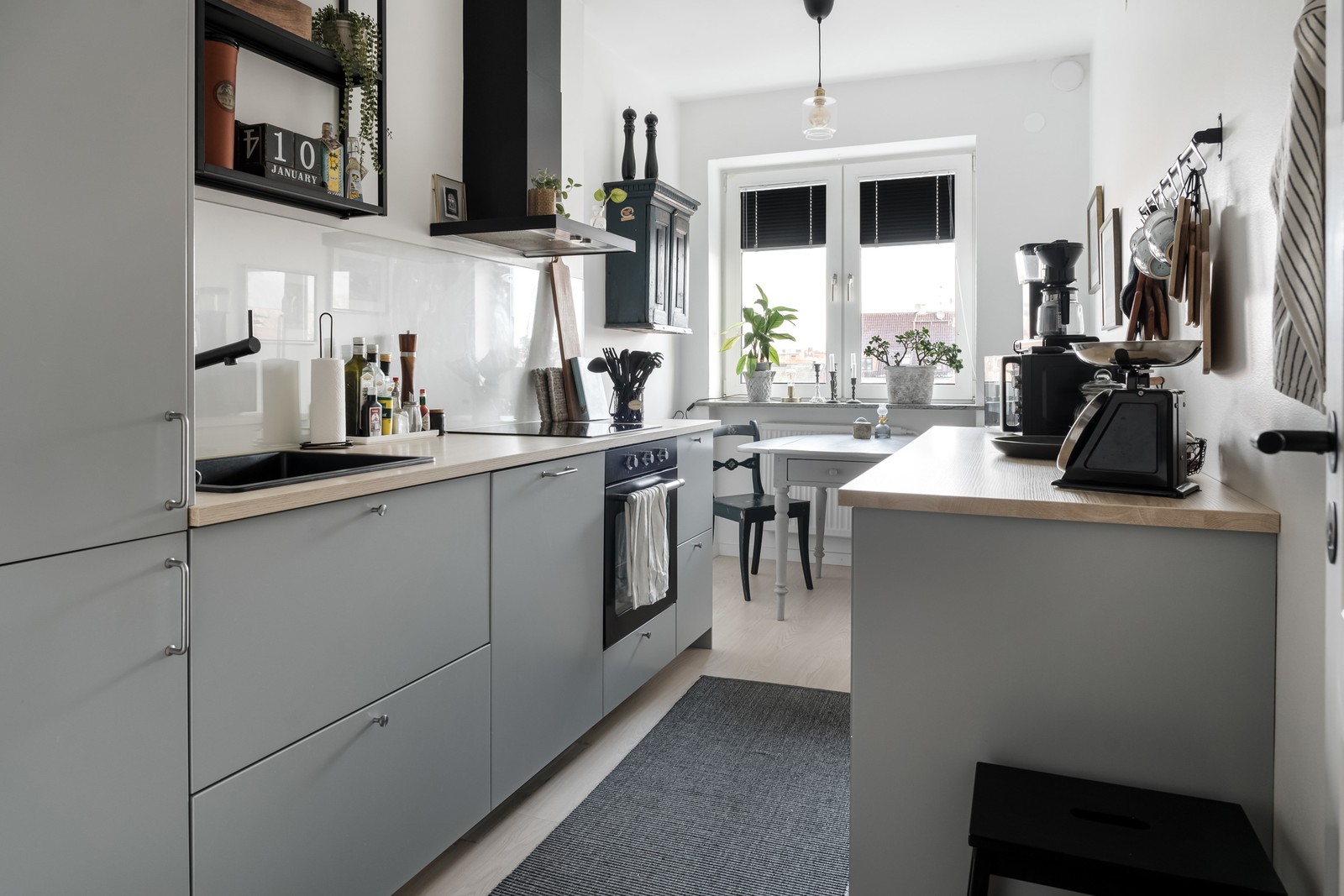 Välkommen till en mycket inbjudande och stilren bostad med balkong!