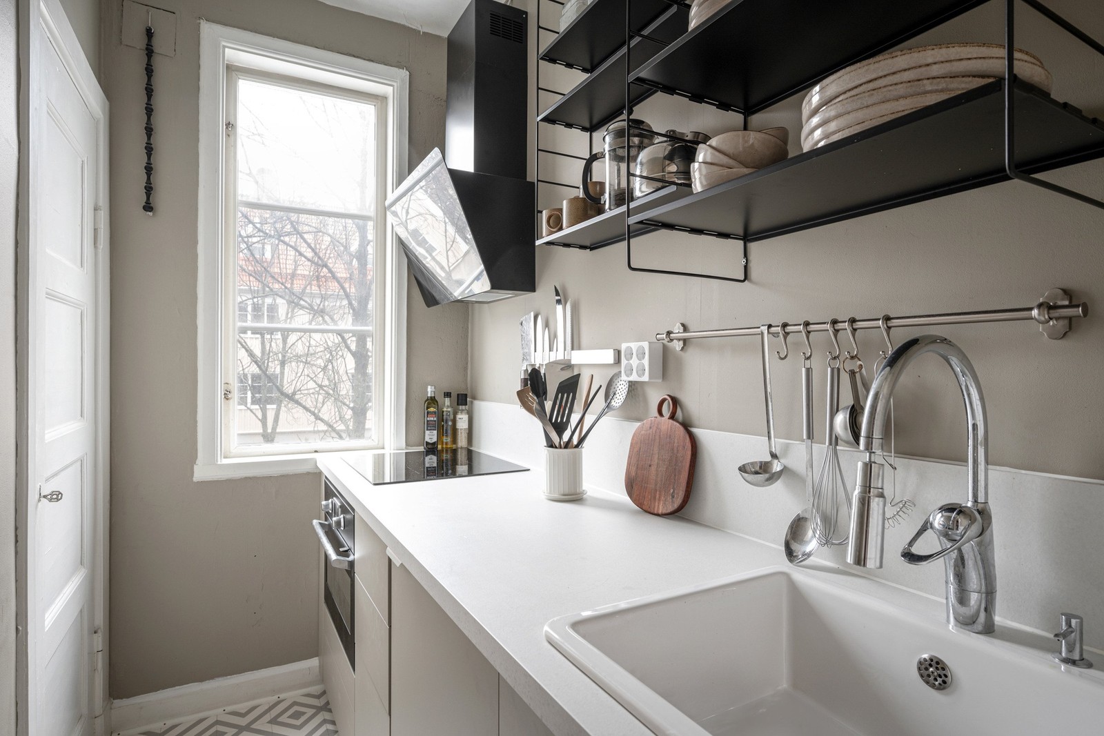 Det snyggt renoverade köket ger bostaden extra charm