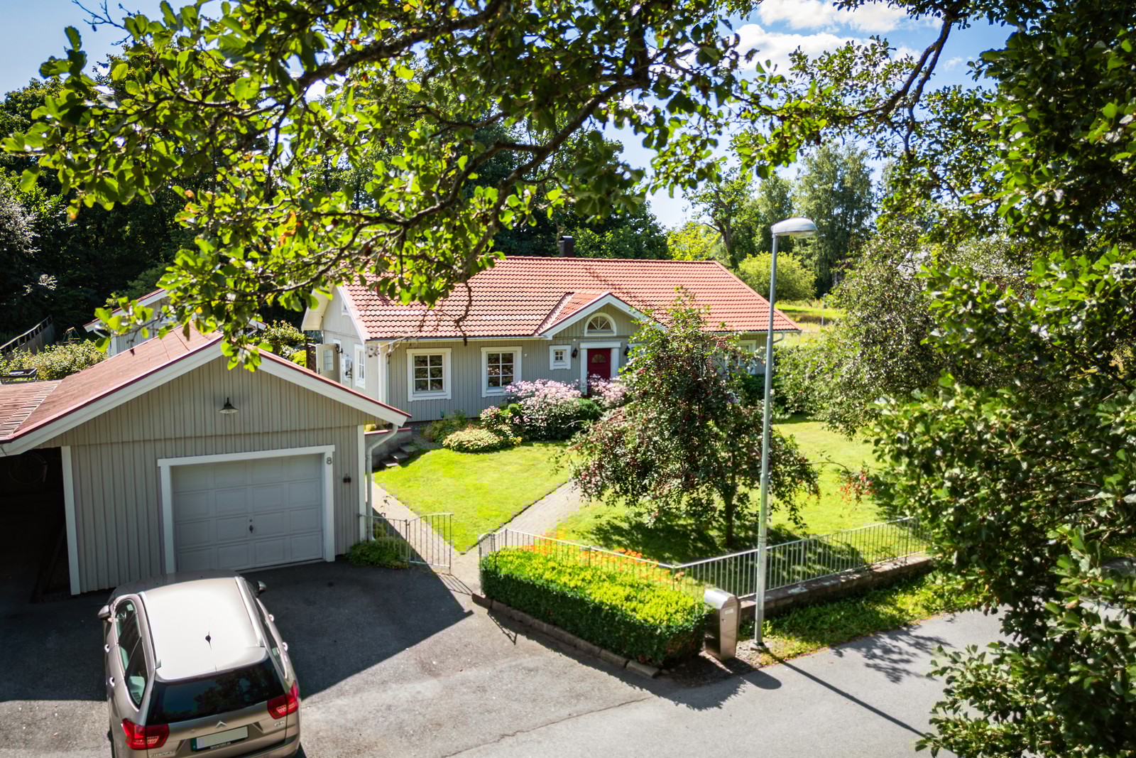 1-plansvilla på stor plan tomt med garage, carport samt gästhus