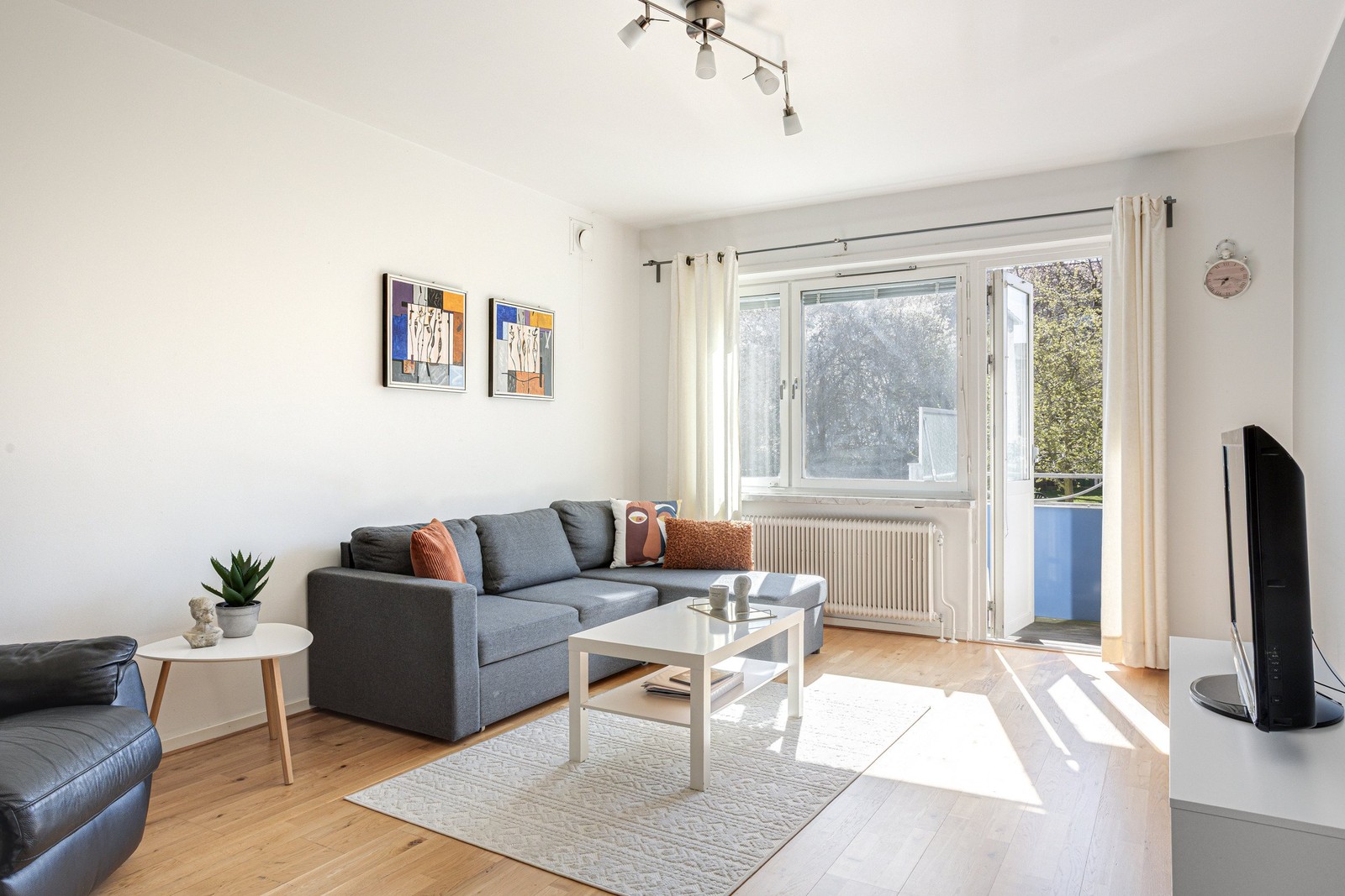 Luftigt sällskapsrum med utgång till balkong