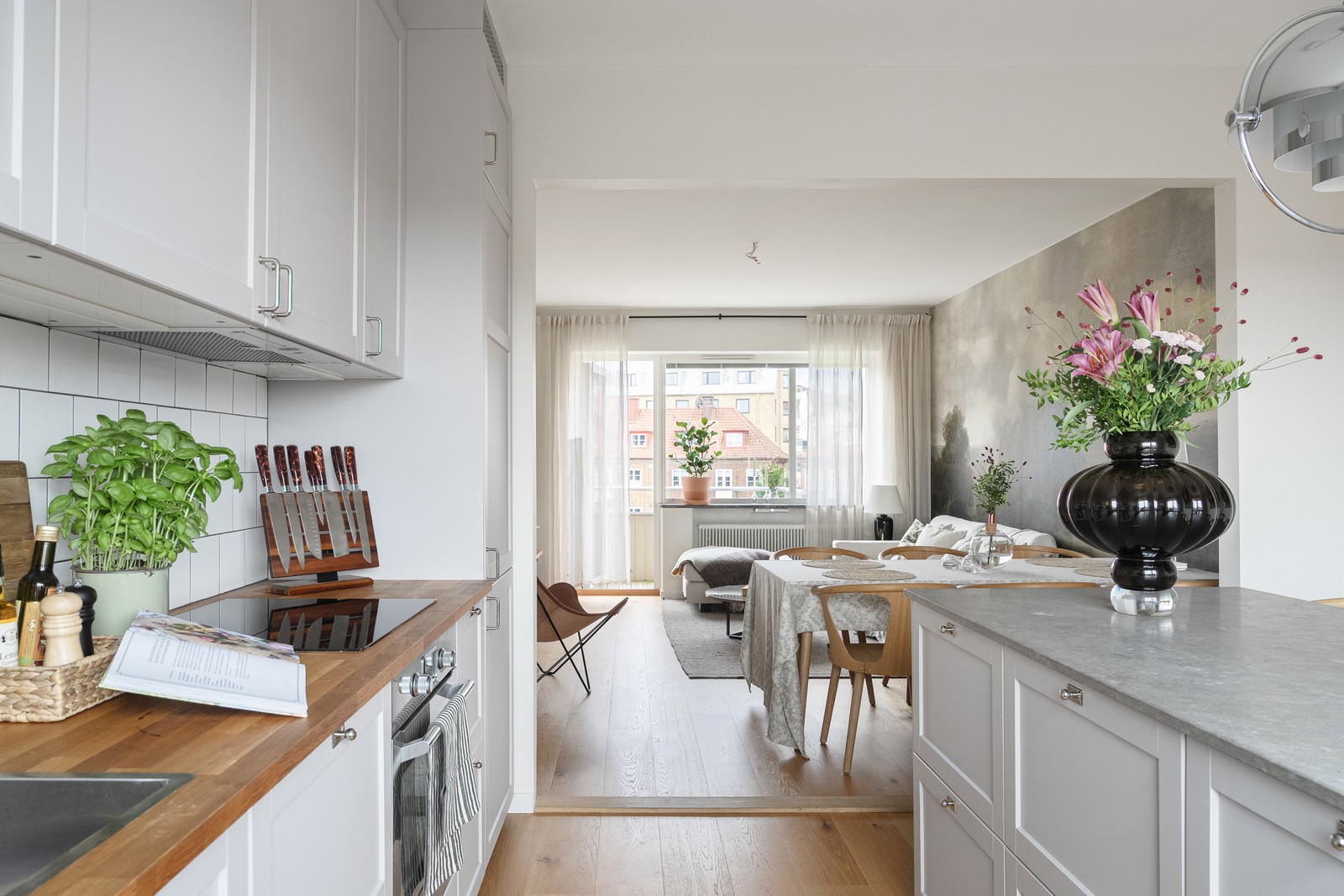 På omtyckt läge erbjuds här en lägenhet utöver det vanliga.