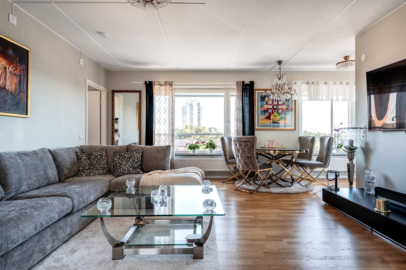 Rymligt vardagsrum som kombineras med kök