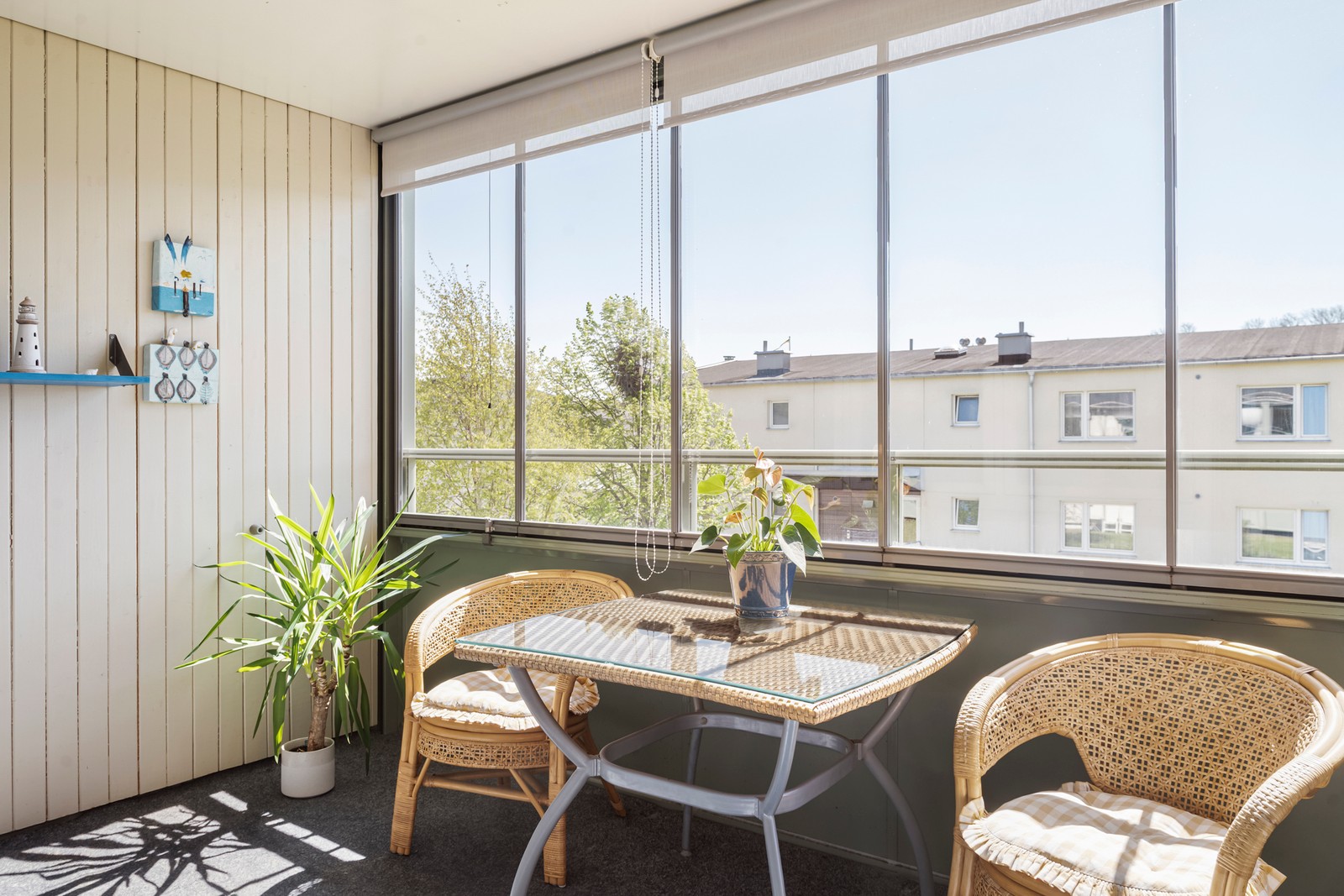 Inglasad balkong i sydvästläge som förlänger årstiderna