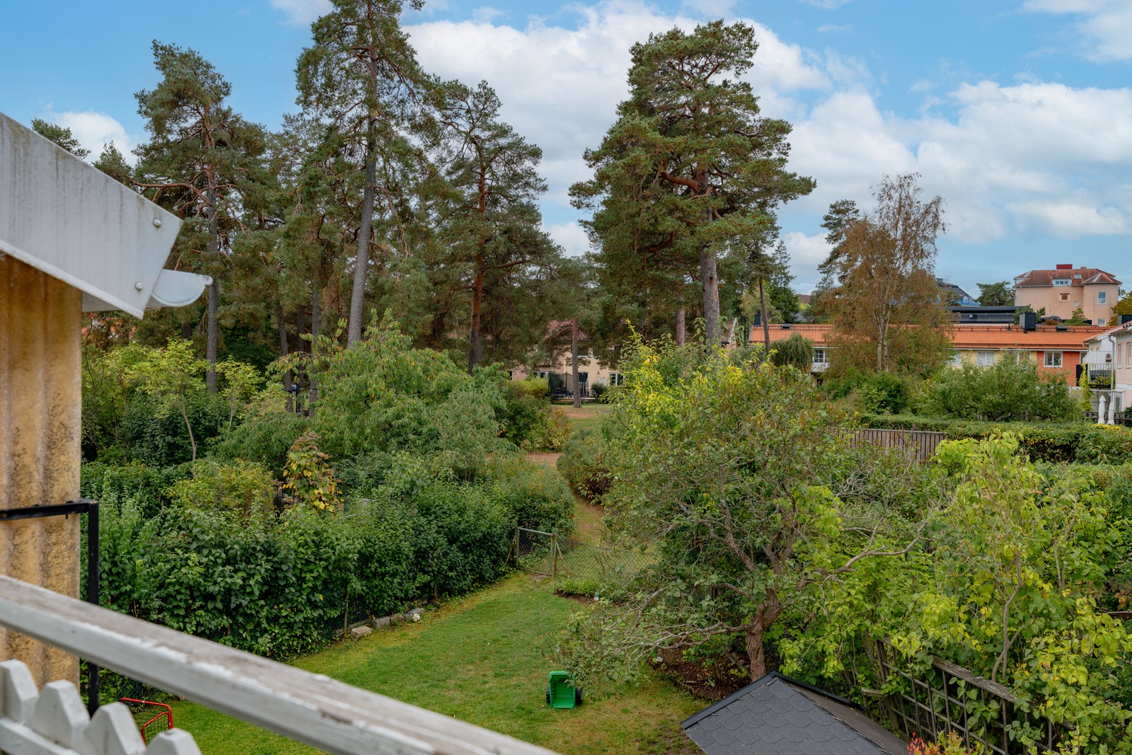 Fri vy över park från balkongen