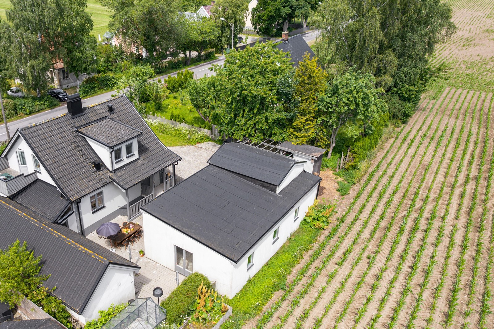 Vackert 30-talshus samt garage- ateljé- och kontorsbyggnad!