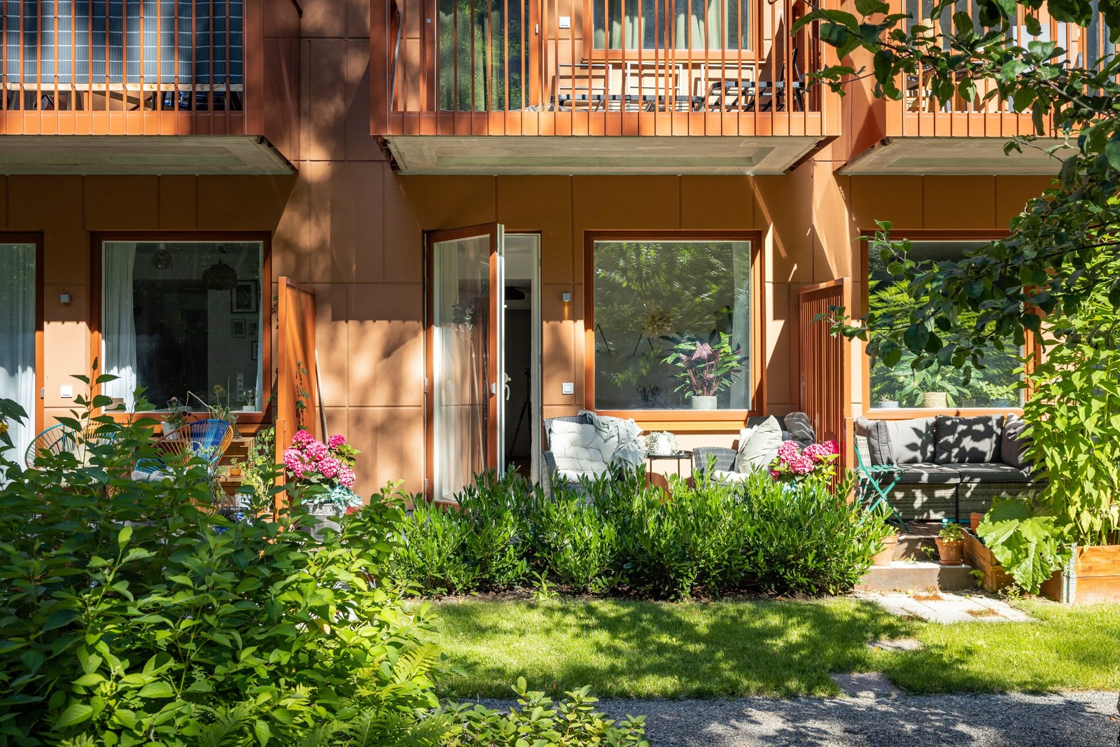 Lugnt och naturskönt belägen uteplats med grönskan som närmsta granne