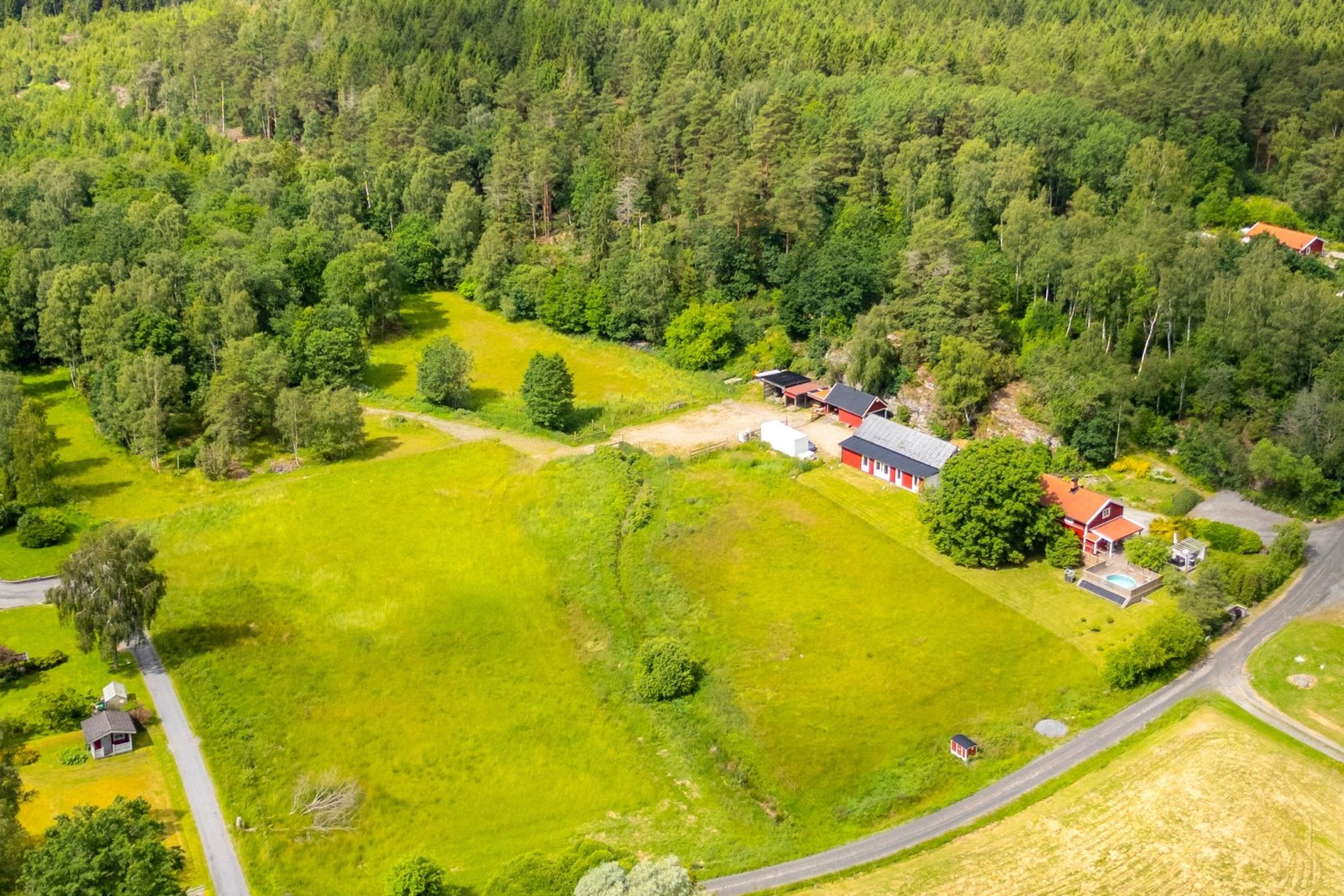 5,5 hektar mark fördelat över betesmark, skogsimpediment och skog (kastanjeträdet är nu borttaget)