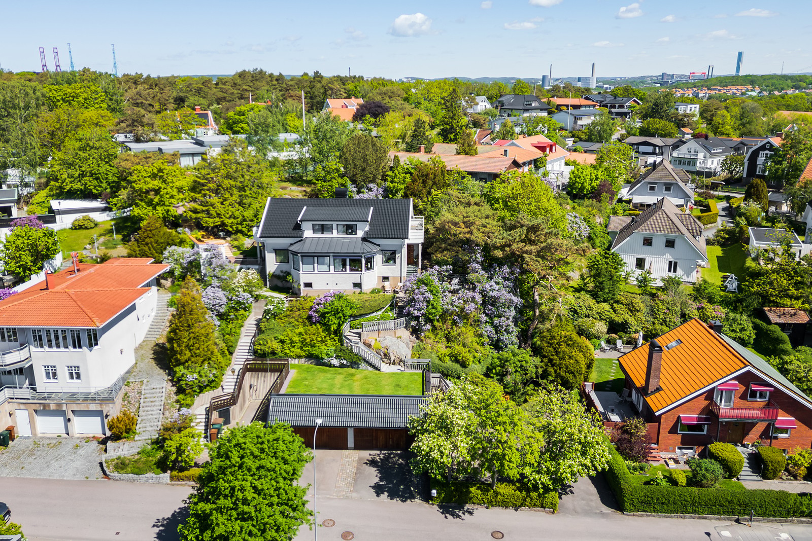 Bild på hela parhuset...