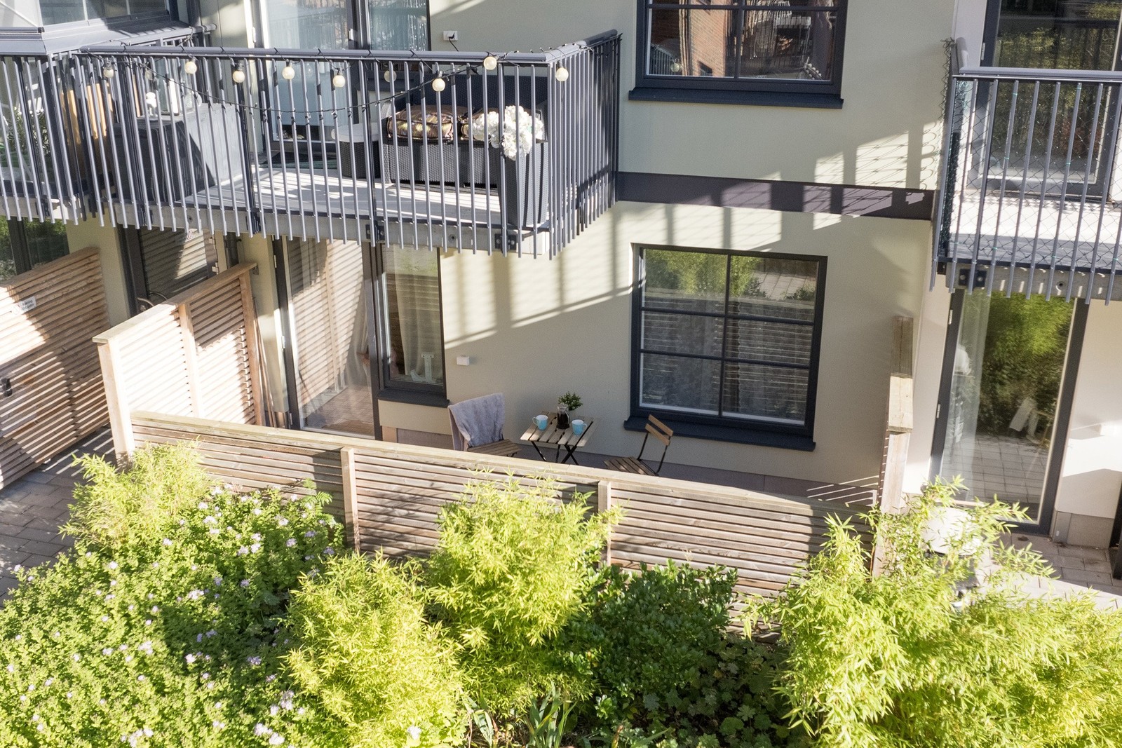 Generös uteplats med kvällssol