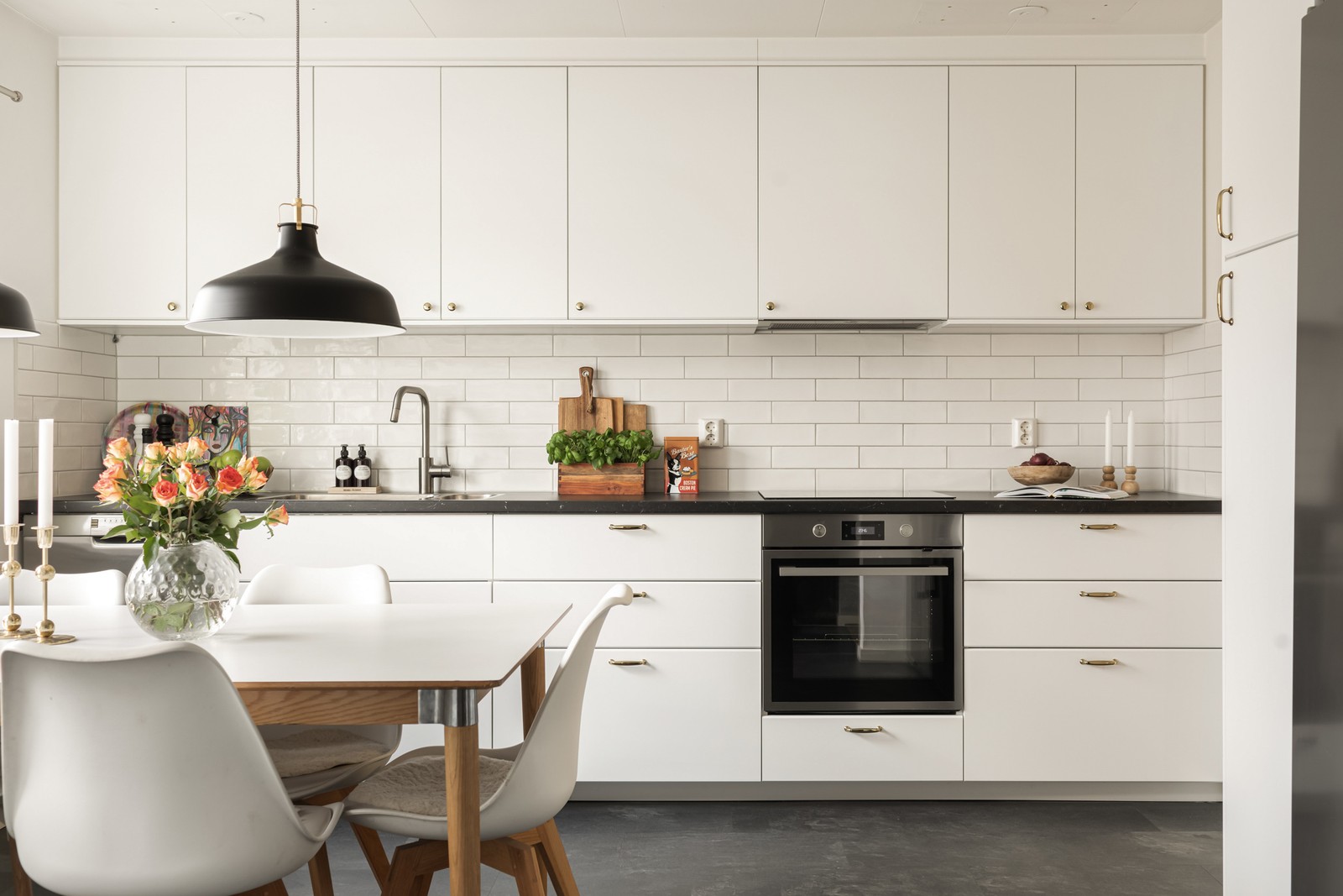 Ett fräscht boende med uppdaterat kök från 2023