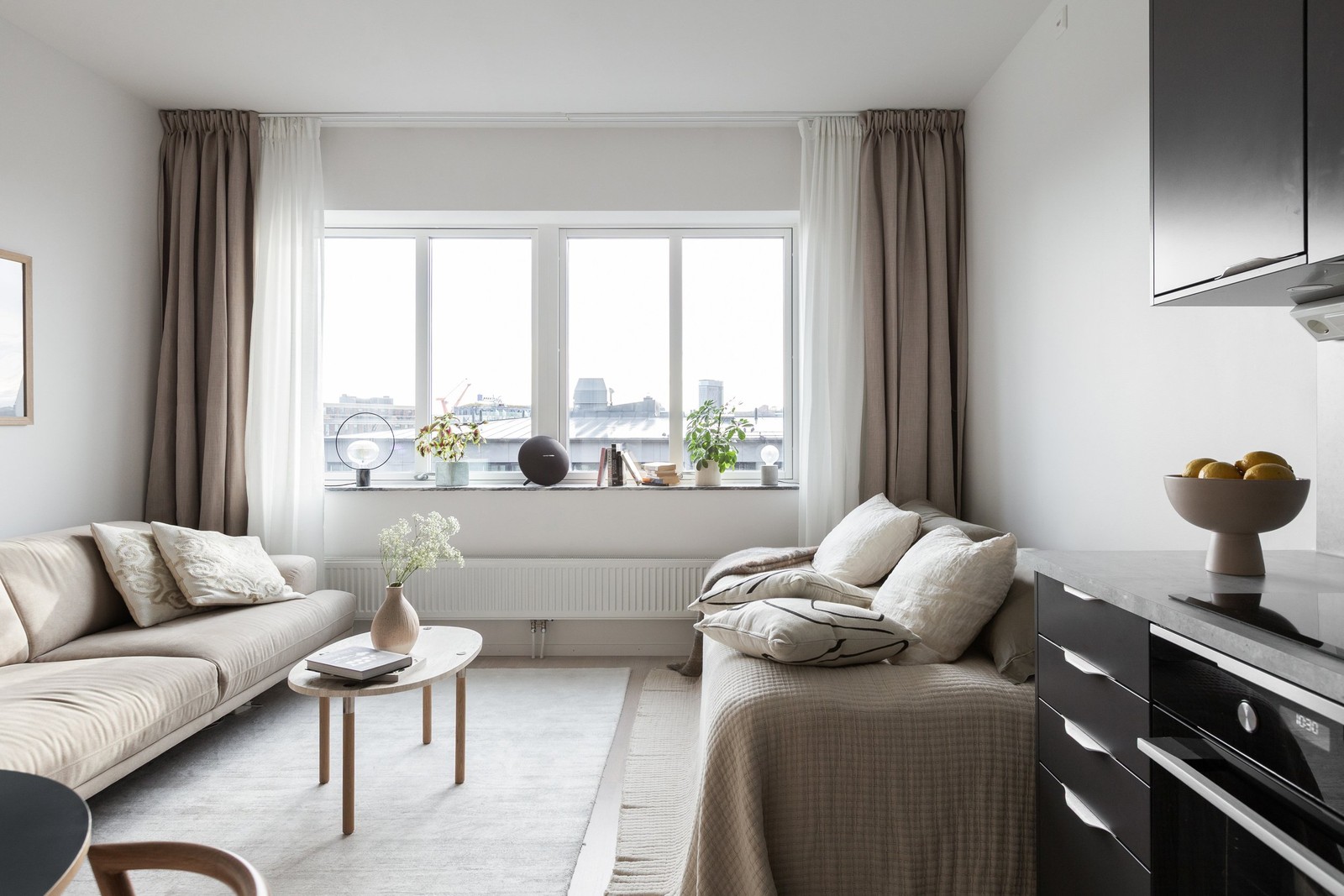 Stora fönsterpartier i ett fritt läge