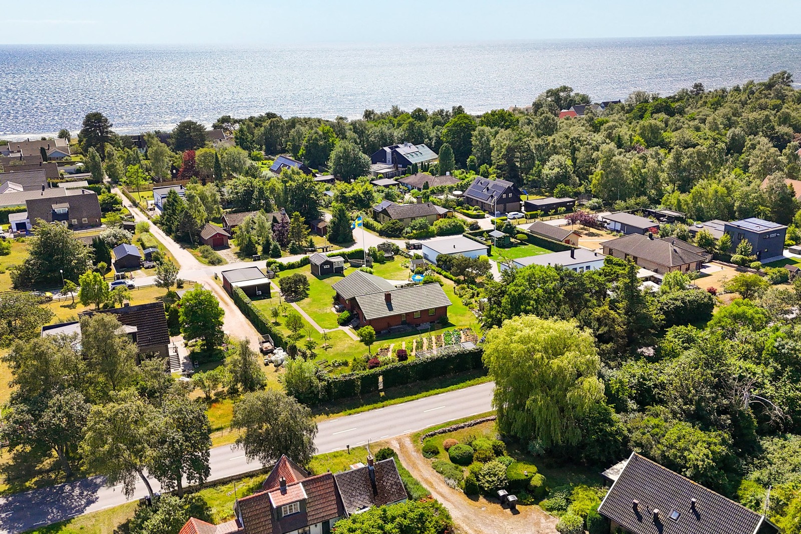 Villa med generös tomt i Gislövs läge, endast ett stenkast från småbåtshamnen och havet
