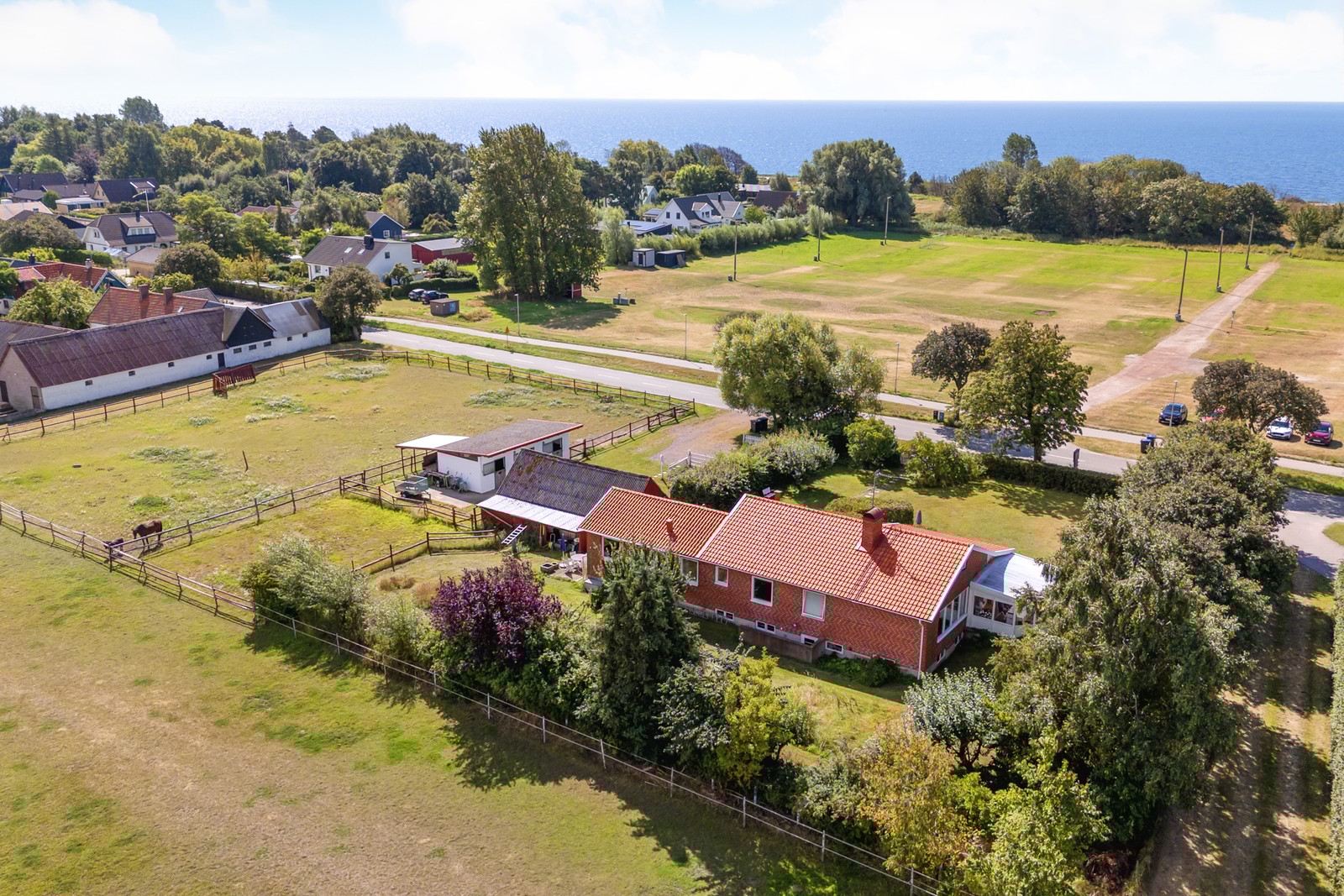 1-planshus med källare, fyra sovrum, jordvärme, braskamin, tre hästboxar och hage