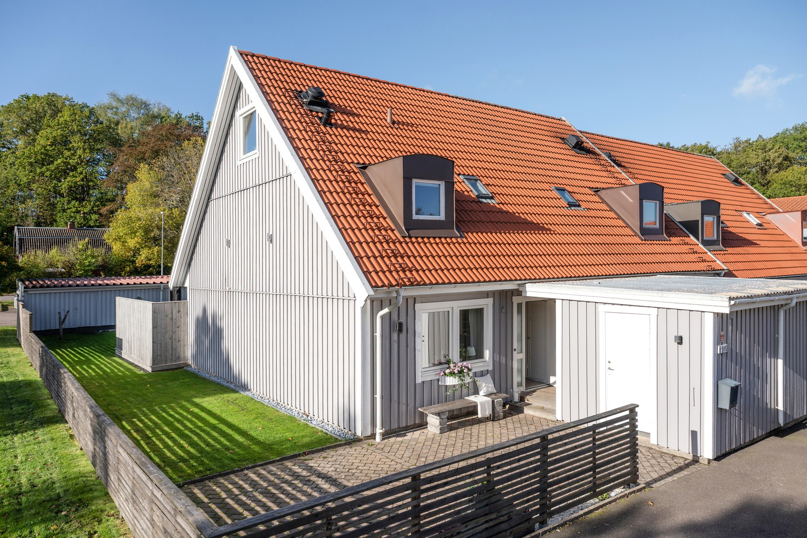 Mycket fräscht radhus med ett av områdets absolut bästa lägen