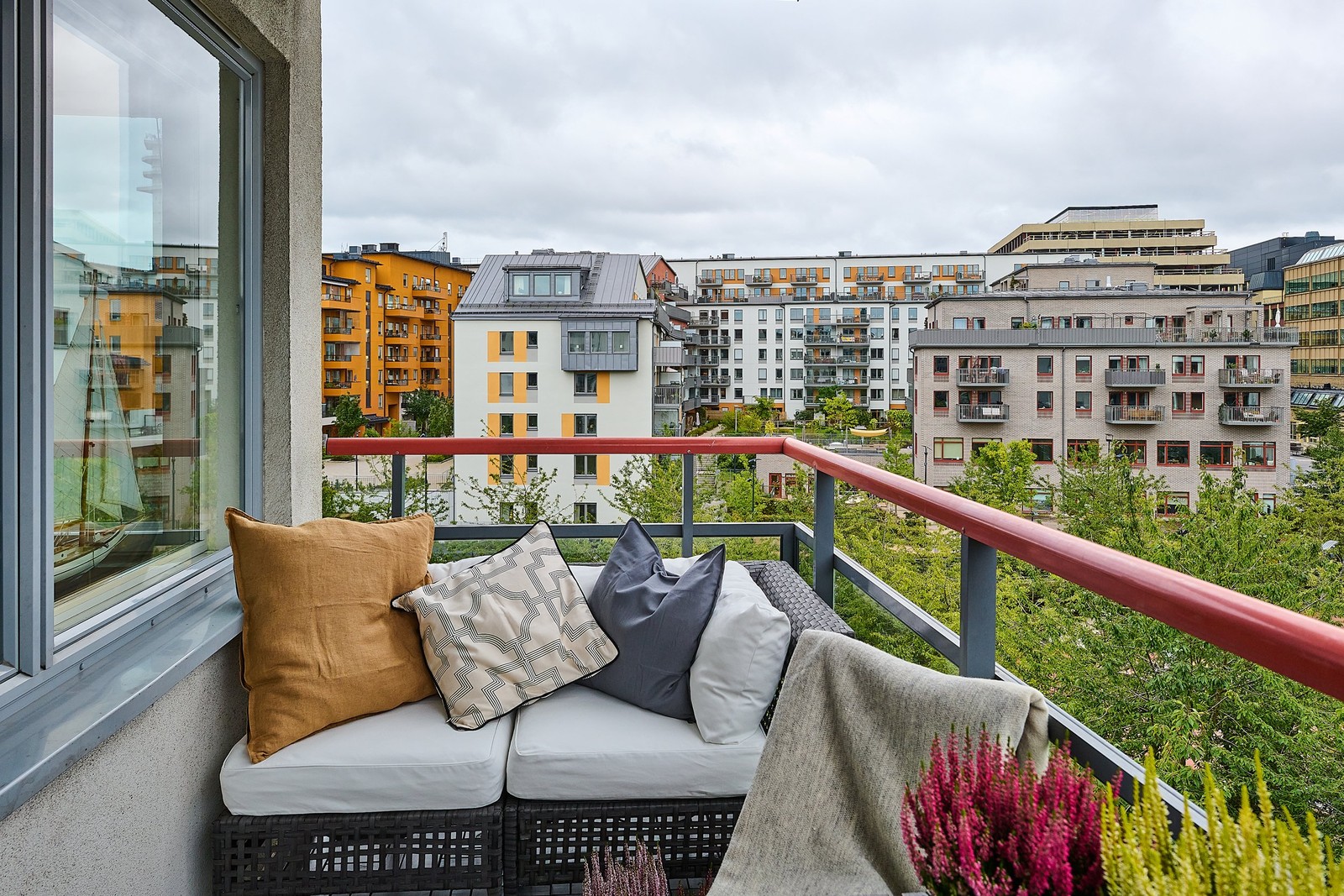 Ljus gavellägehet med balkong i väster