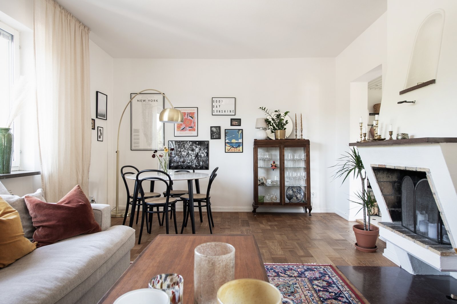 Rymligt vardagsrum med en generös takhöjd och rikligt med ljus