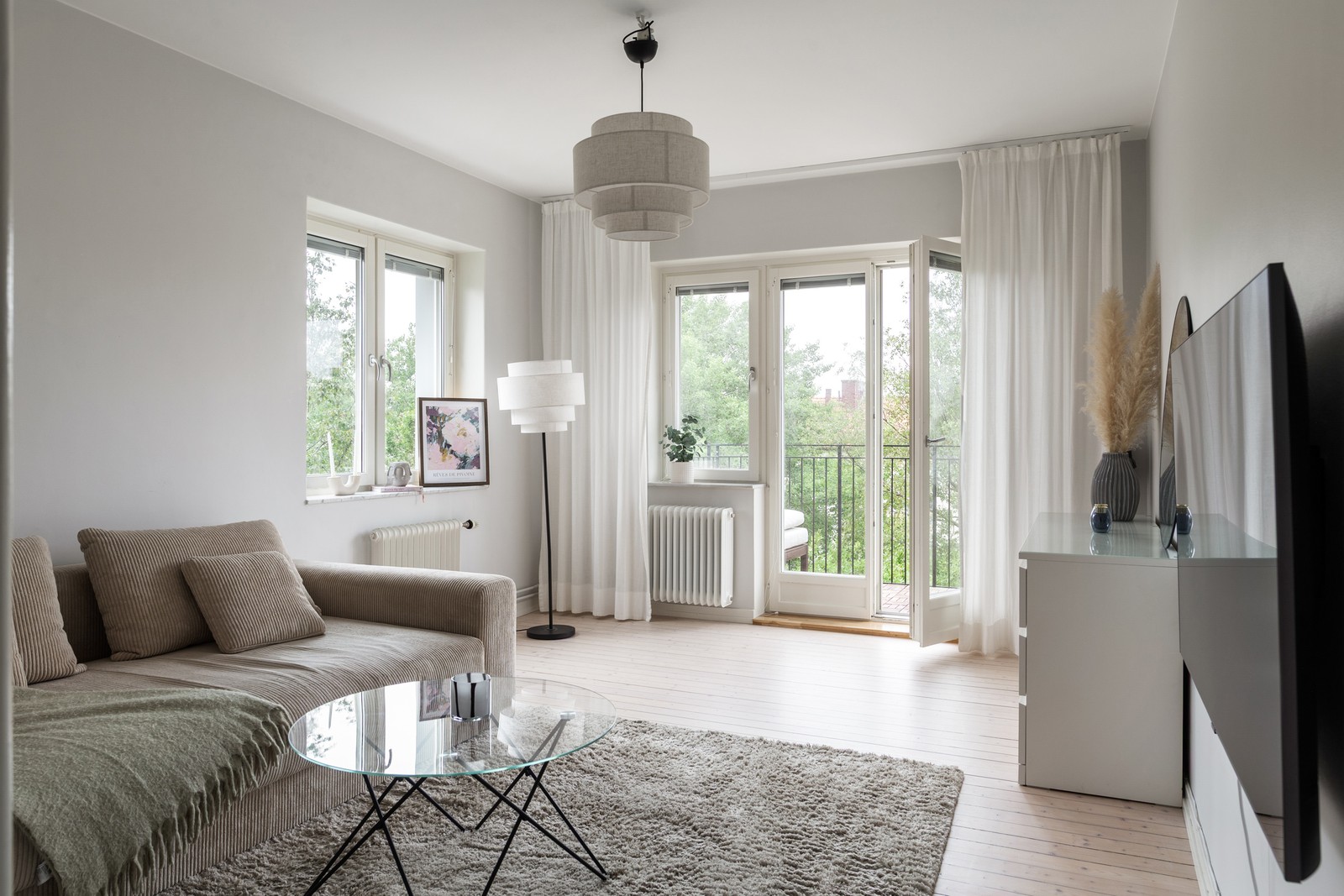 Generös takhöjd i kombination med fönster i två väderstreck skapar en härlig atmosfär