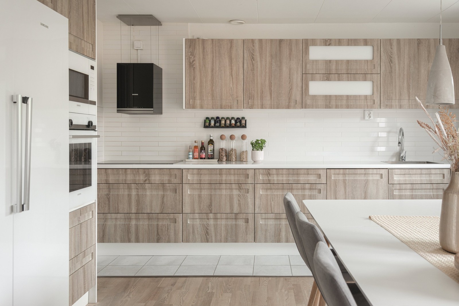 Smakfullt kök med nyare vitvaror