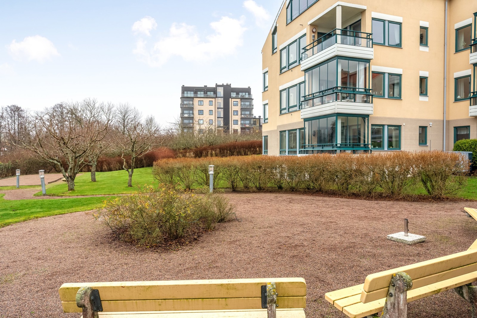 Trivsam marklägenhet med fritt läge utan insyn