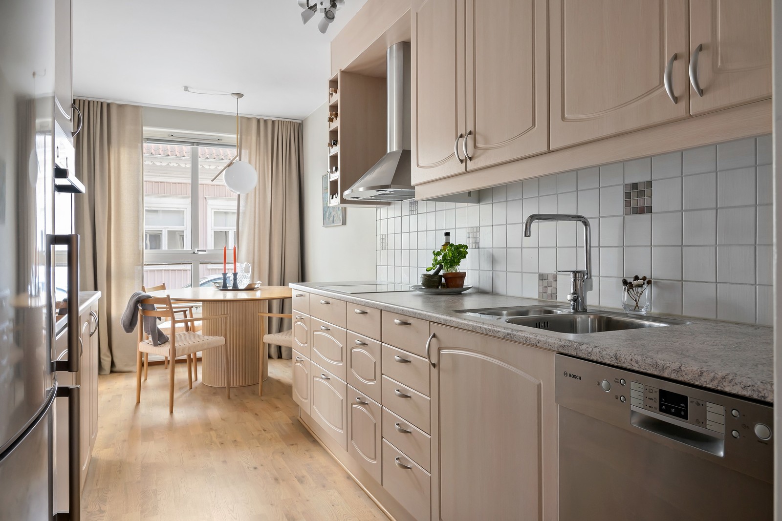 Stilfullt renoverat parallellkök.