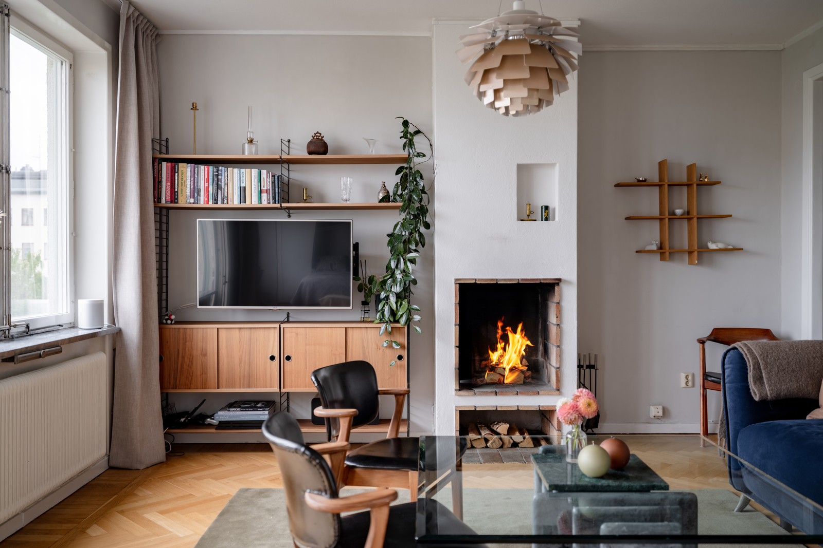 Vardagsrum med öppen spis