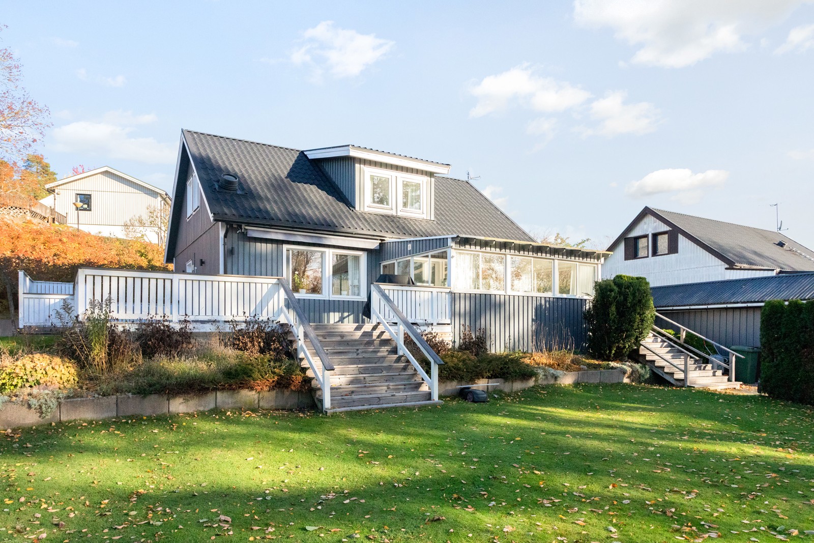 Fin familjevilla med högt belägen, solig altan och uterum