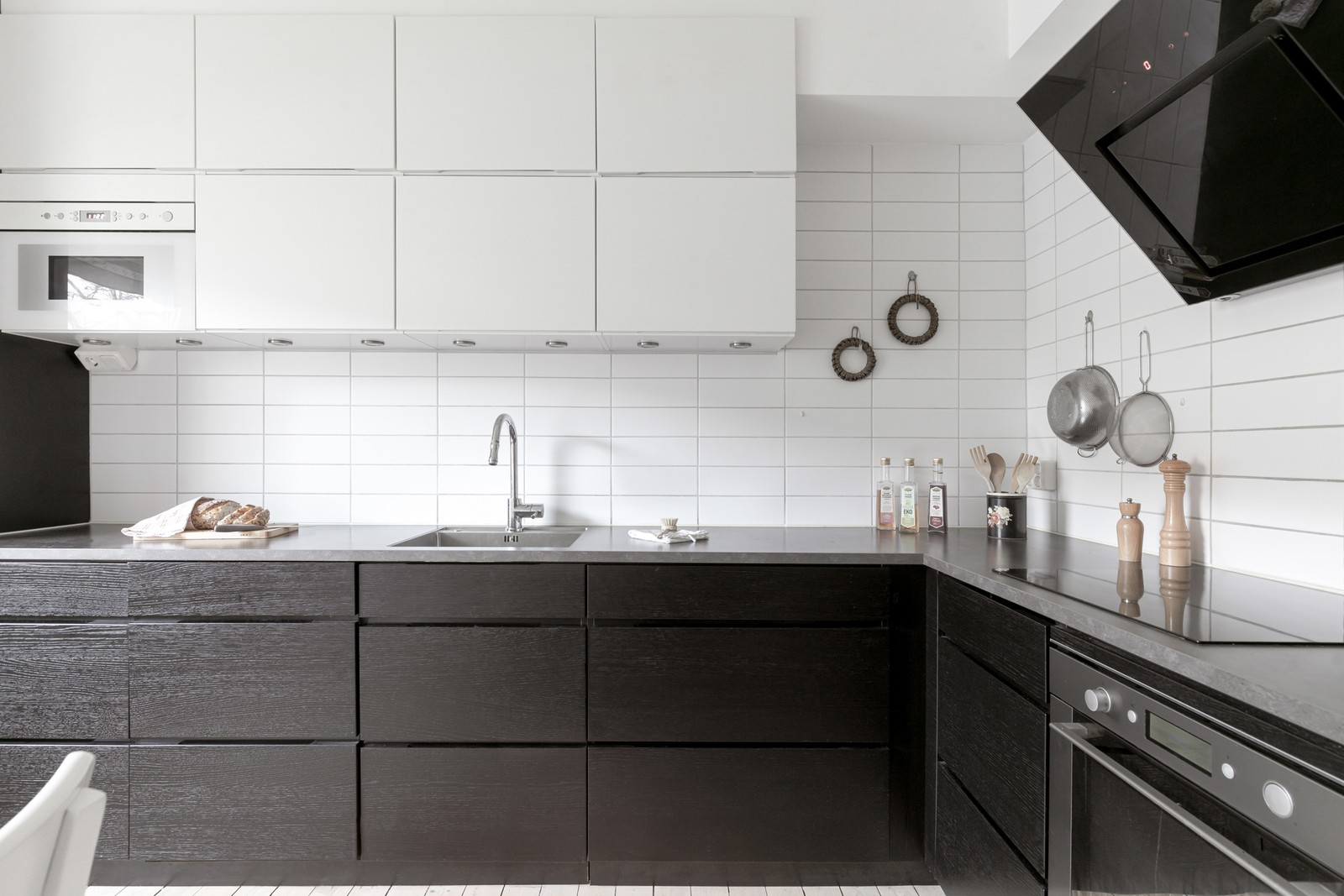 Här finns gott om arbetsyta och rikligt med förvaring