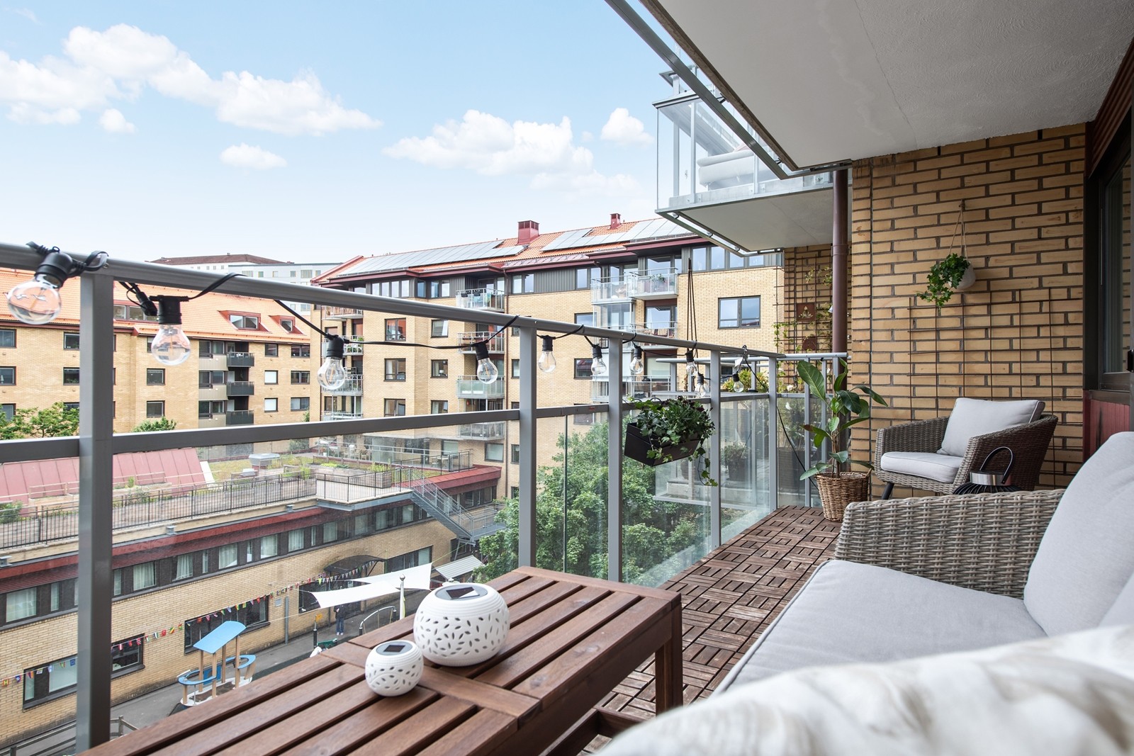 En stor, solig terrassbalkong väntar på Andra Långgatan 28