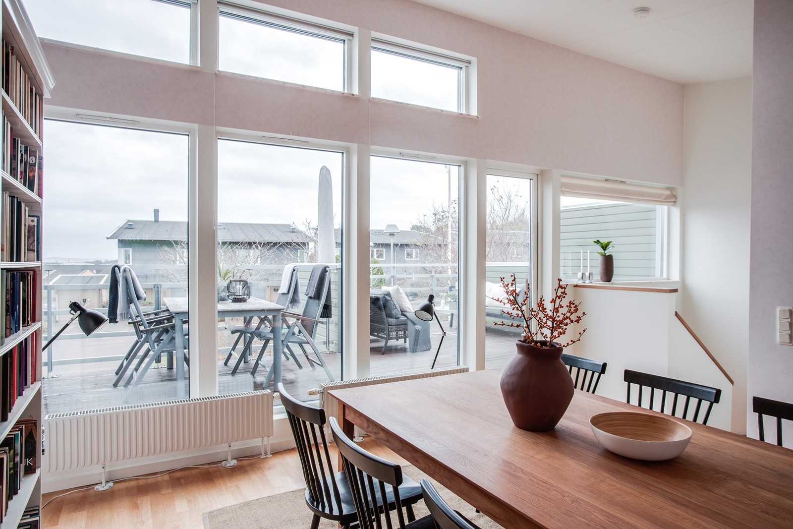 Stora fönsterpartier samt utgång till balkongen