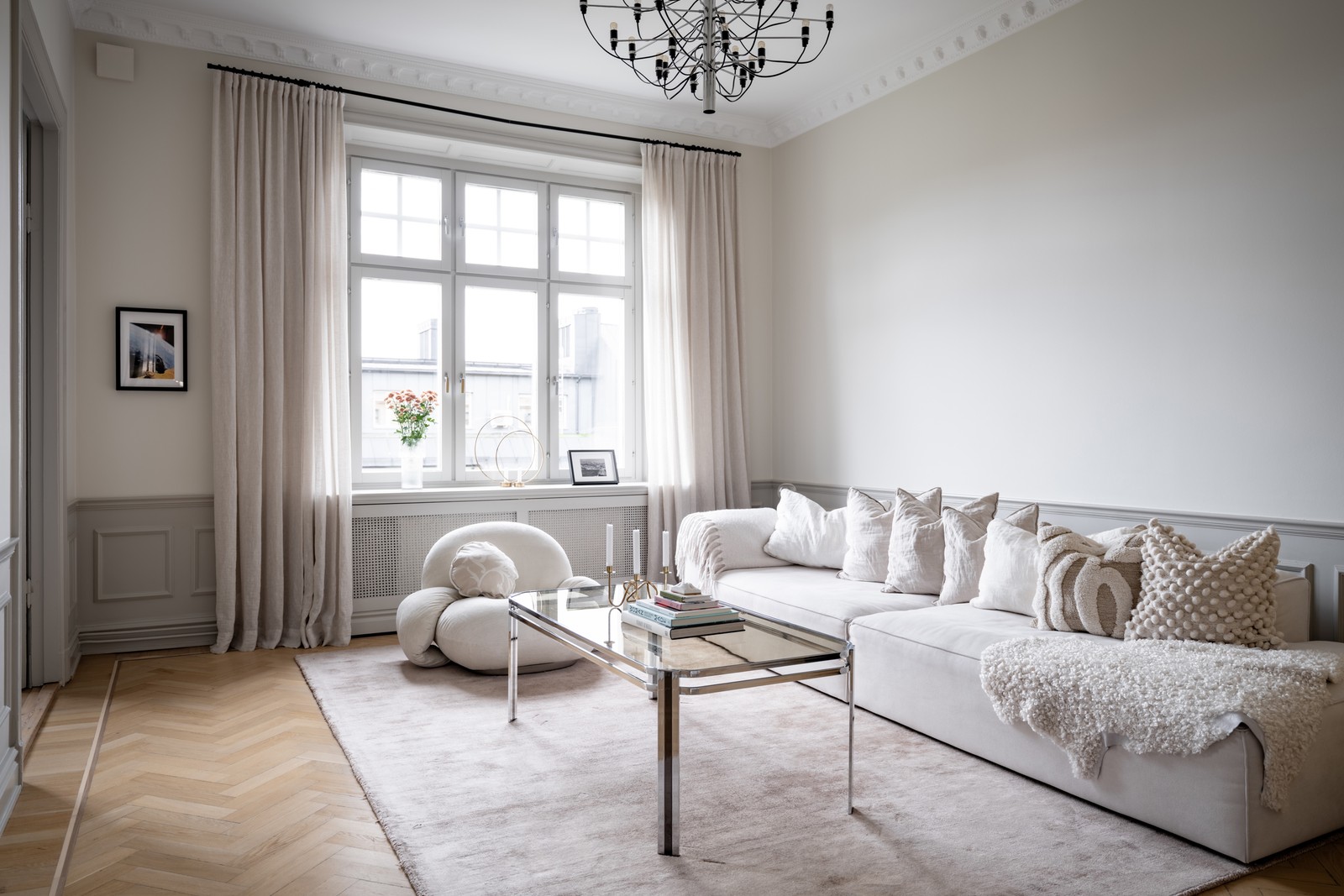 Stort vardagsrum med högt fönster