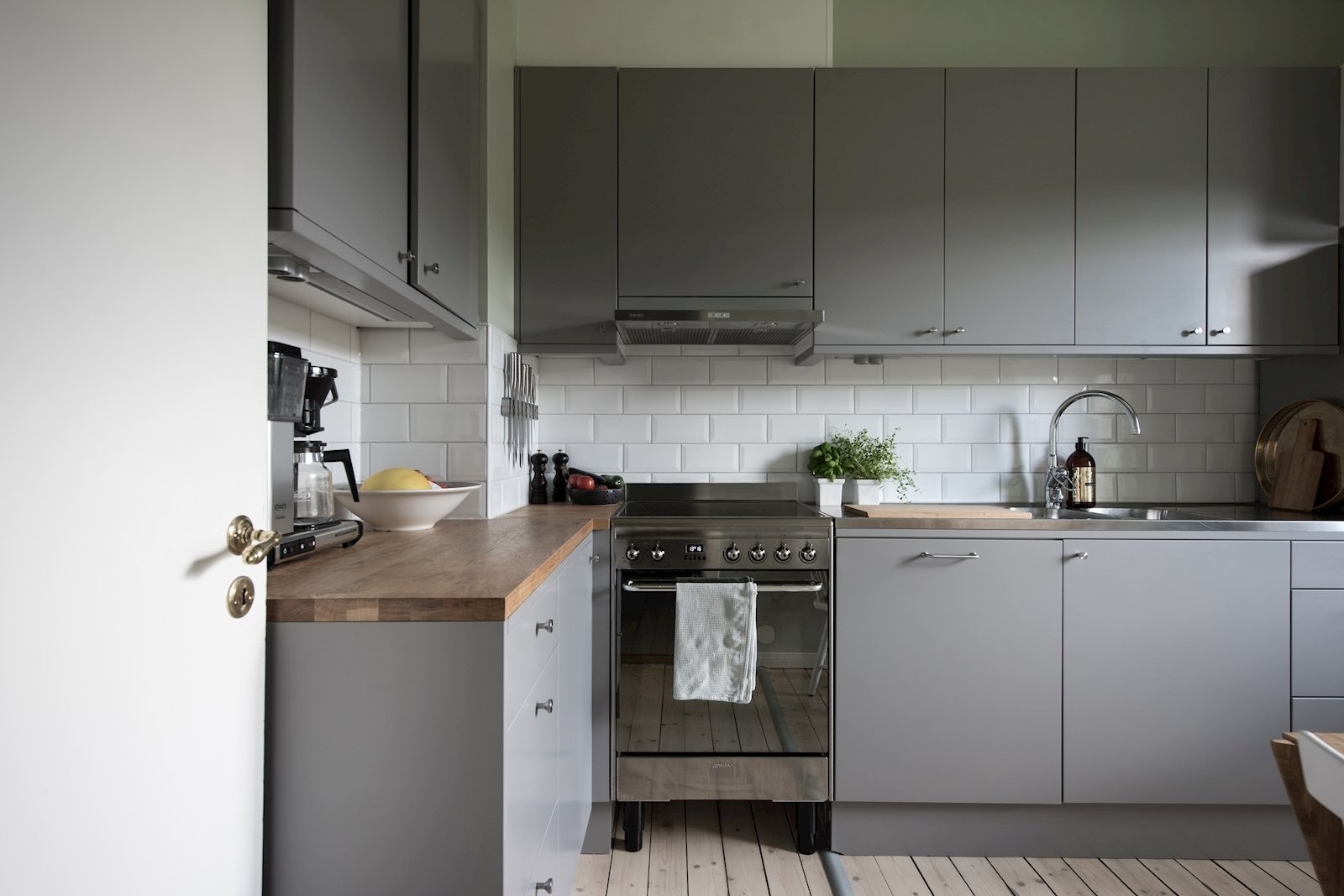 Bostadens kök renoverades under 2018 med nya ljusgråa luckor och rostfria vitvaror