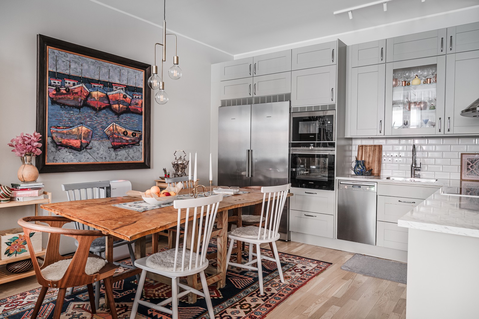 Trevligt kök med öppen planlösning mot vardagsrum