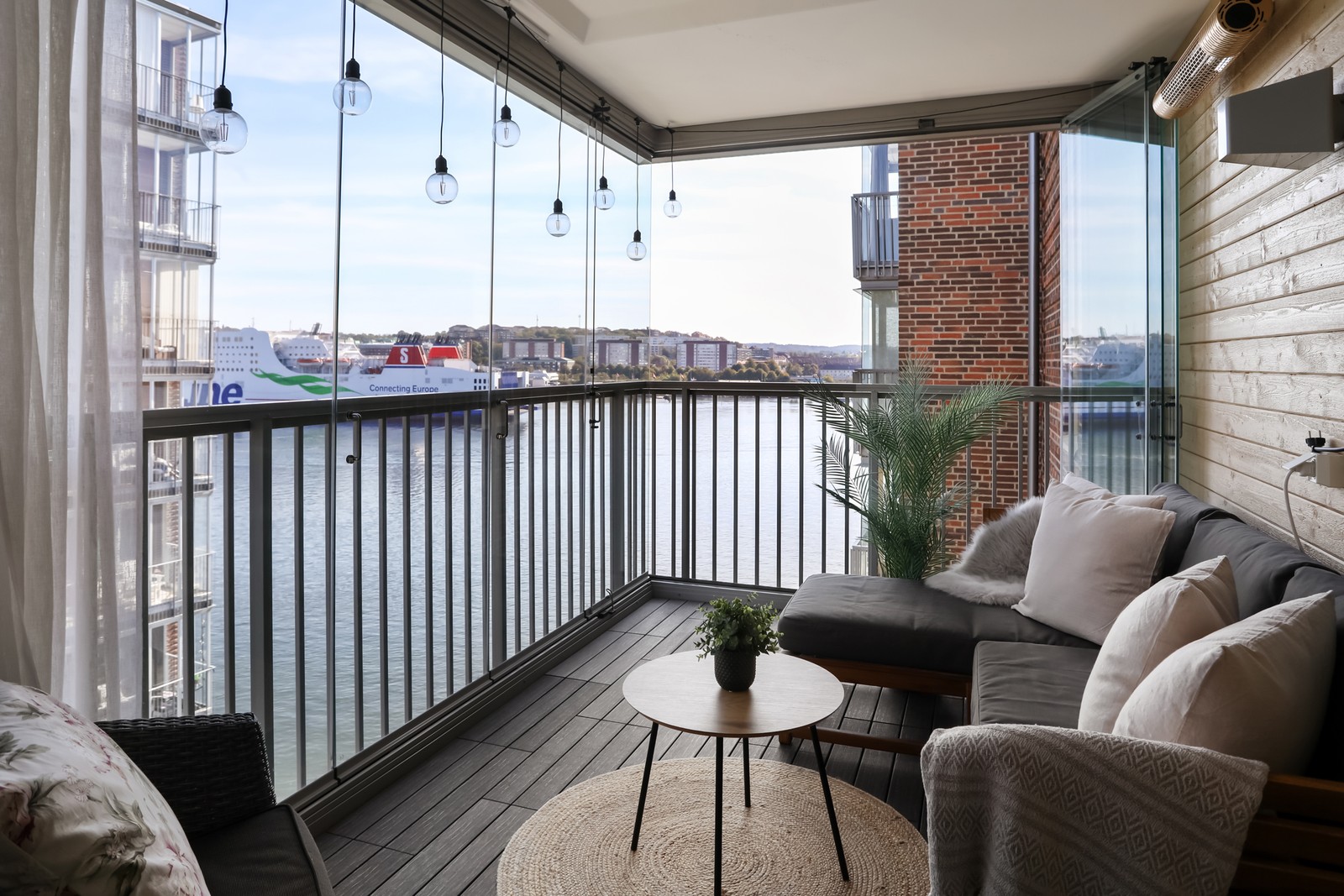 Ljuvlig balkong där ni blickar ut över älvens strömmande vatten...