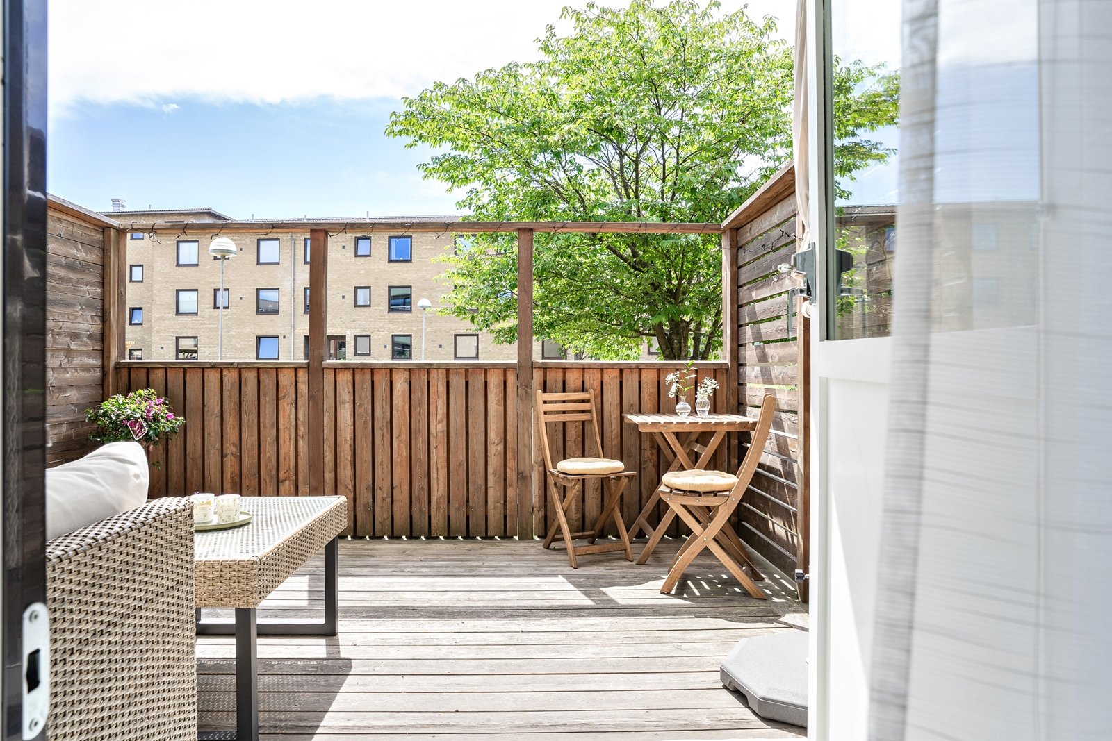 Stor uteplats i solsäkert söderläge