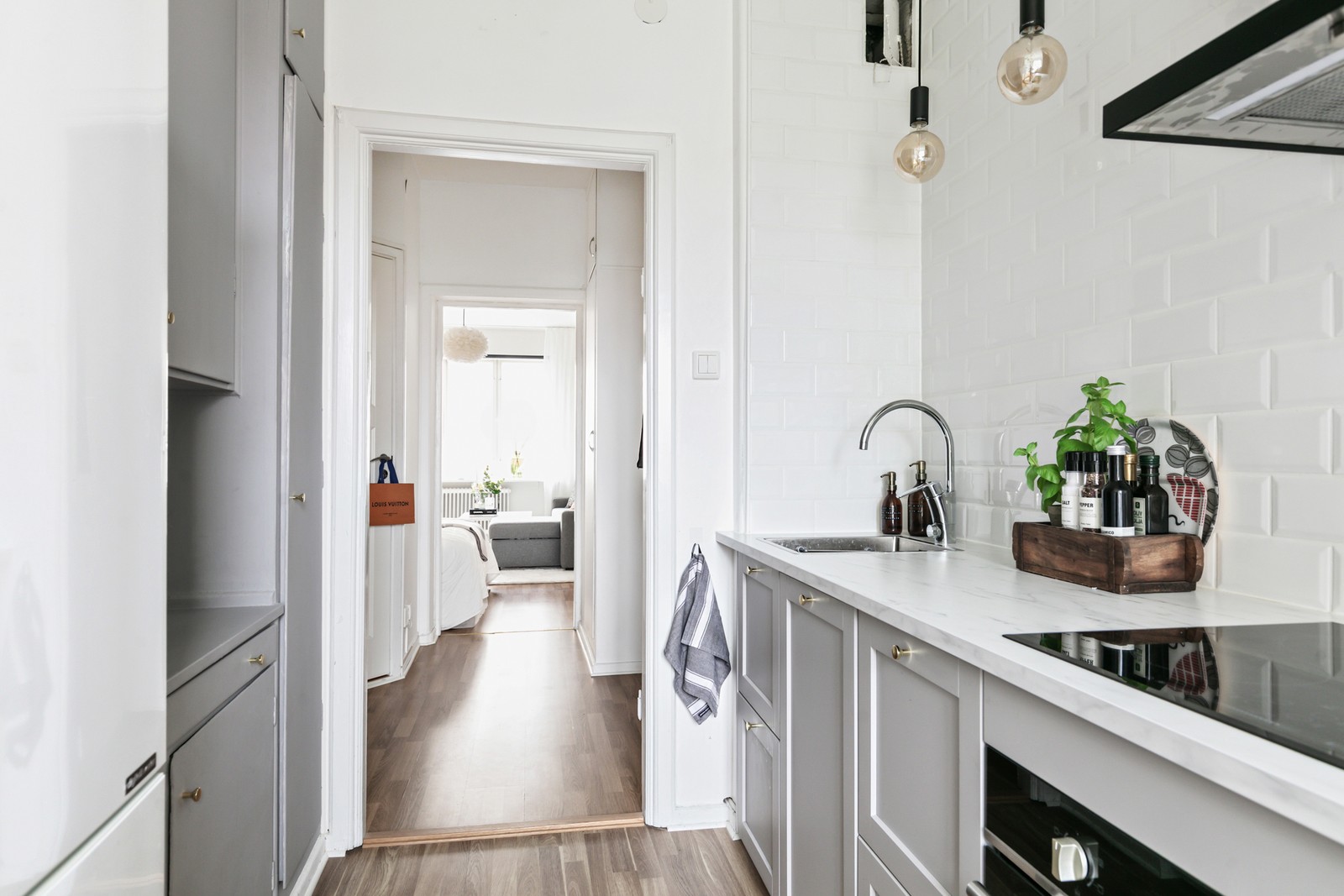 En genomgångslägenhet med sol i två väderstreck.