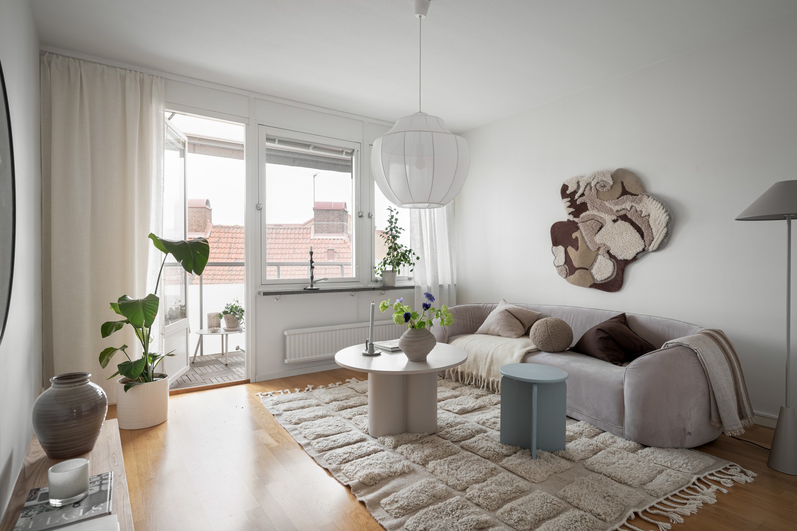 Vardagsrummet är ljust och rymligt