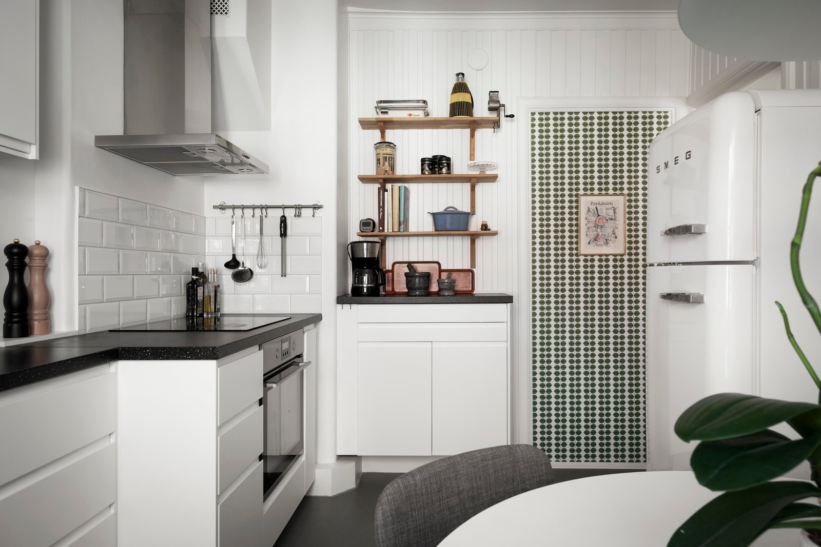 Varmt välkomna till förtjusande Strandridaregatan 5A, modern och renoverad med omsorg!