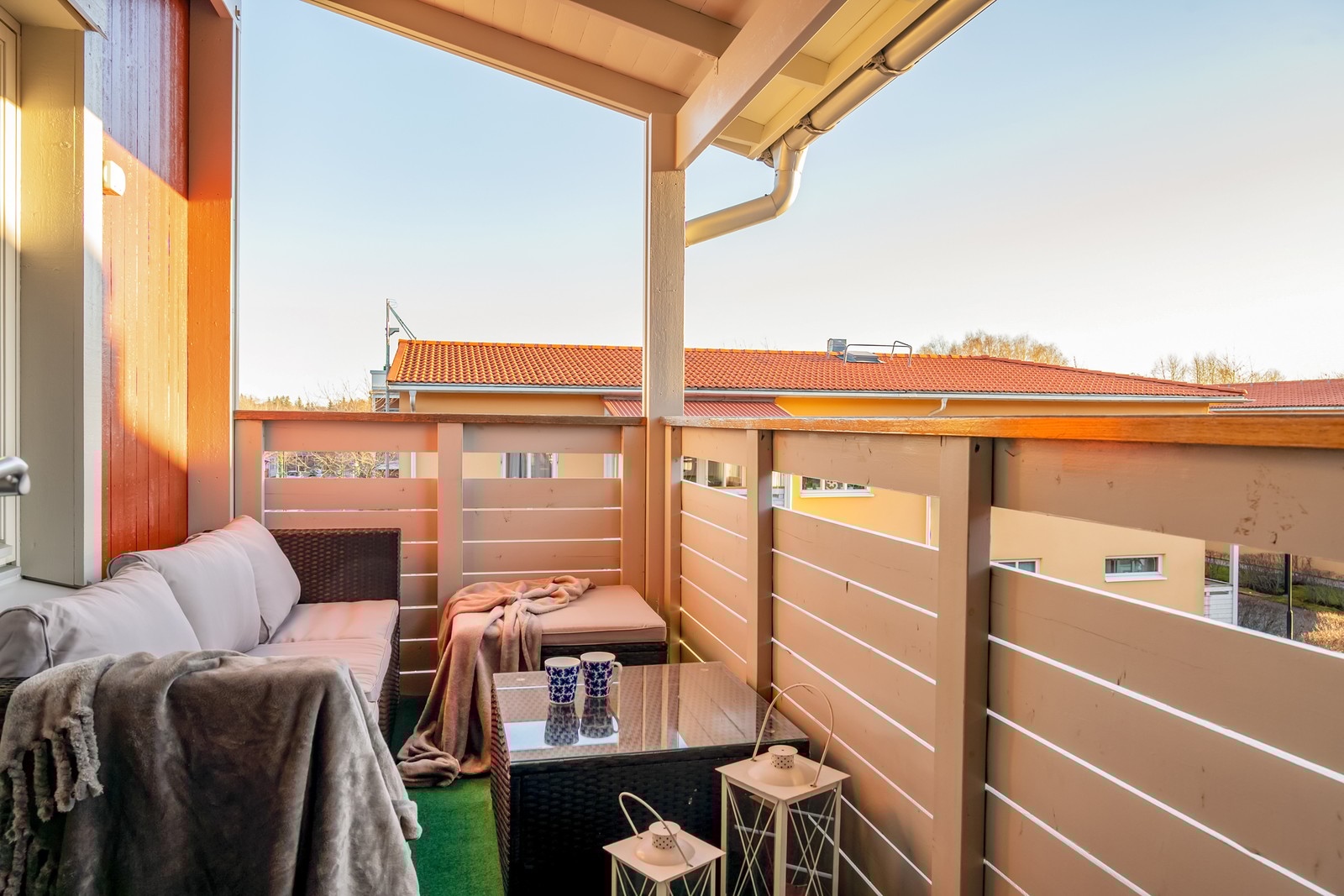 Trevlig balkong som är under tak