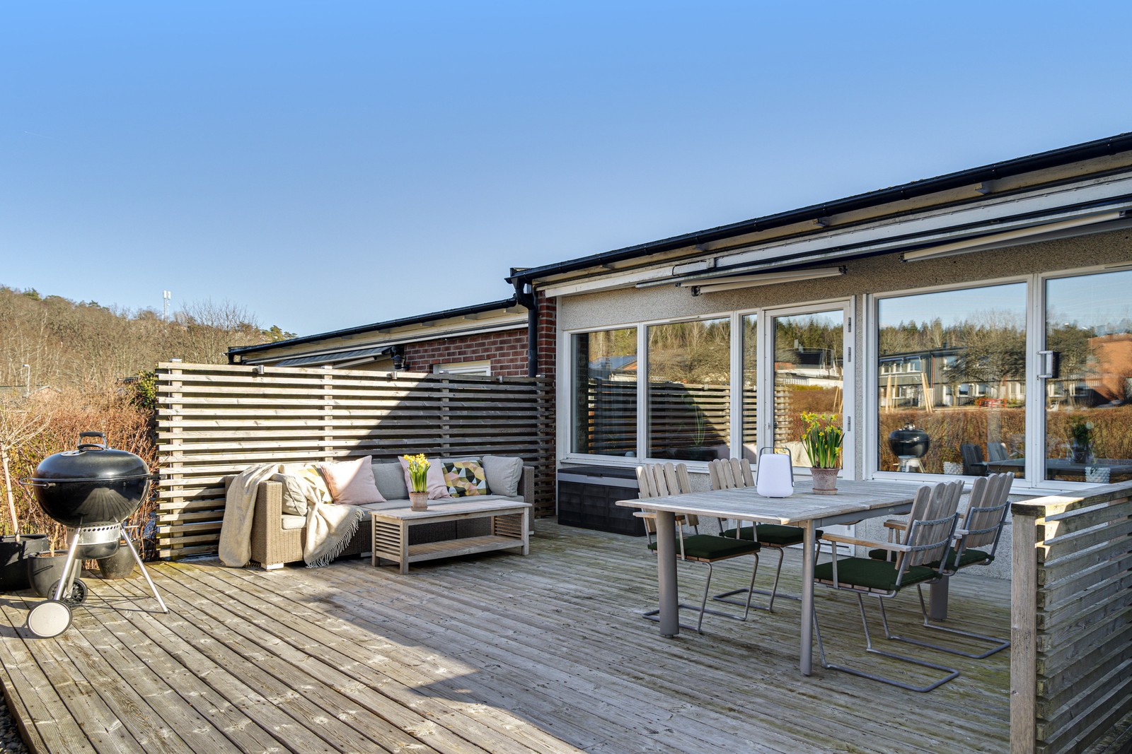 Välkomna till detta trivsamma BR-radhus i ett plan