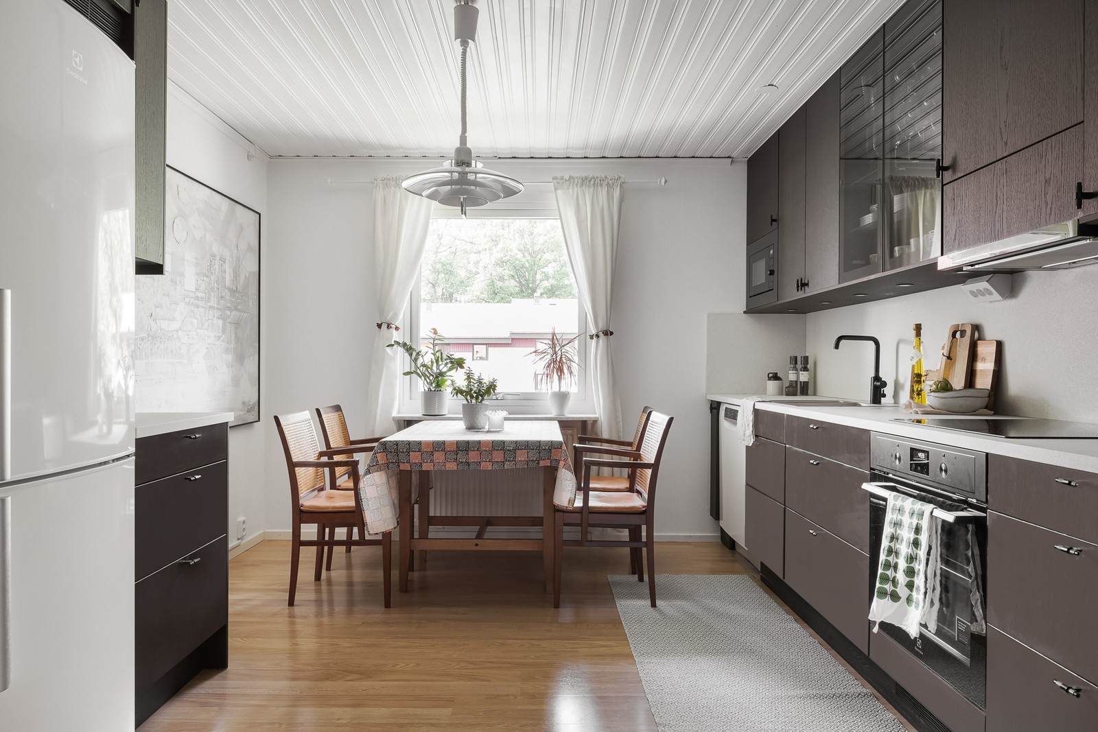 Välkommen till en modern tvårummare i omtyckta och välskötta Brf Eken.