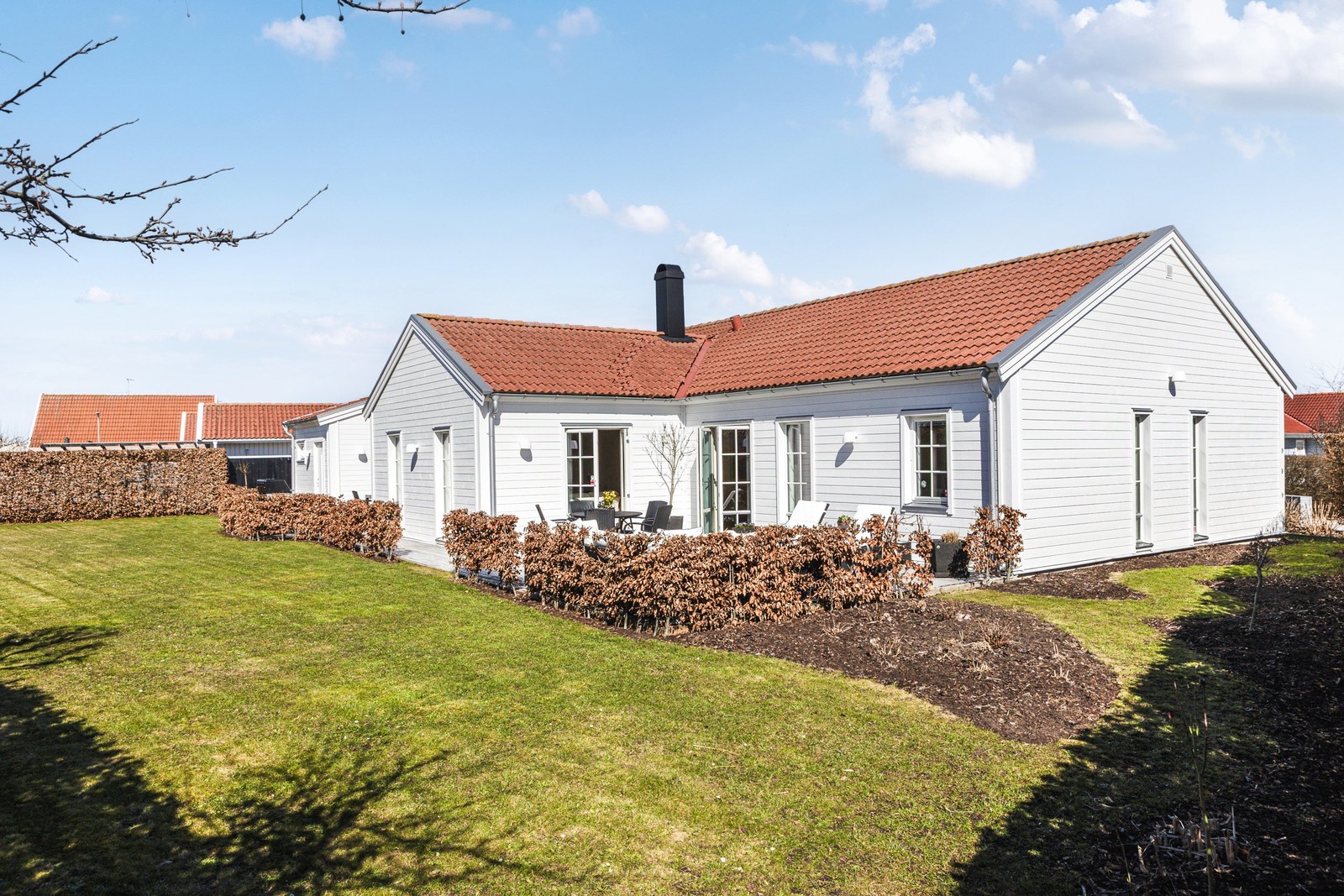 Välkomna till denna stilfulla enplansvilla på fantastiskt läge!