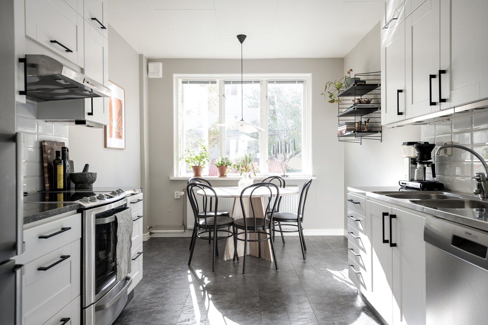 Köket är verkligen rymligt och ger plats för ett stort middagsbord