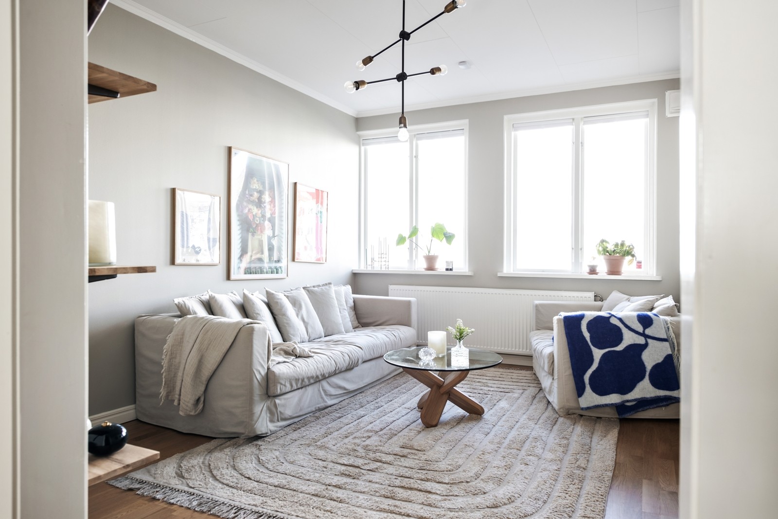 Luftigt vardagsrum med stora fönster