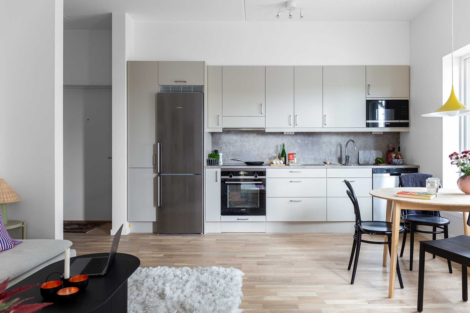 Välkomna till denna välplanerade tvåa i markplan