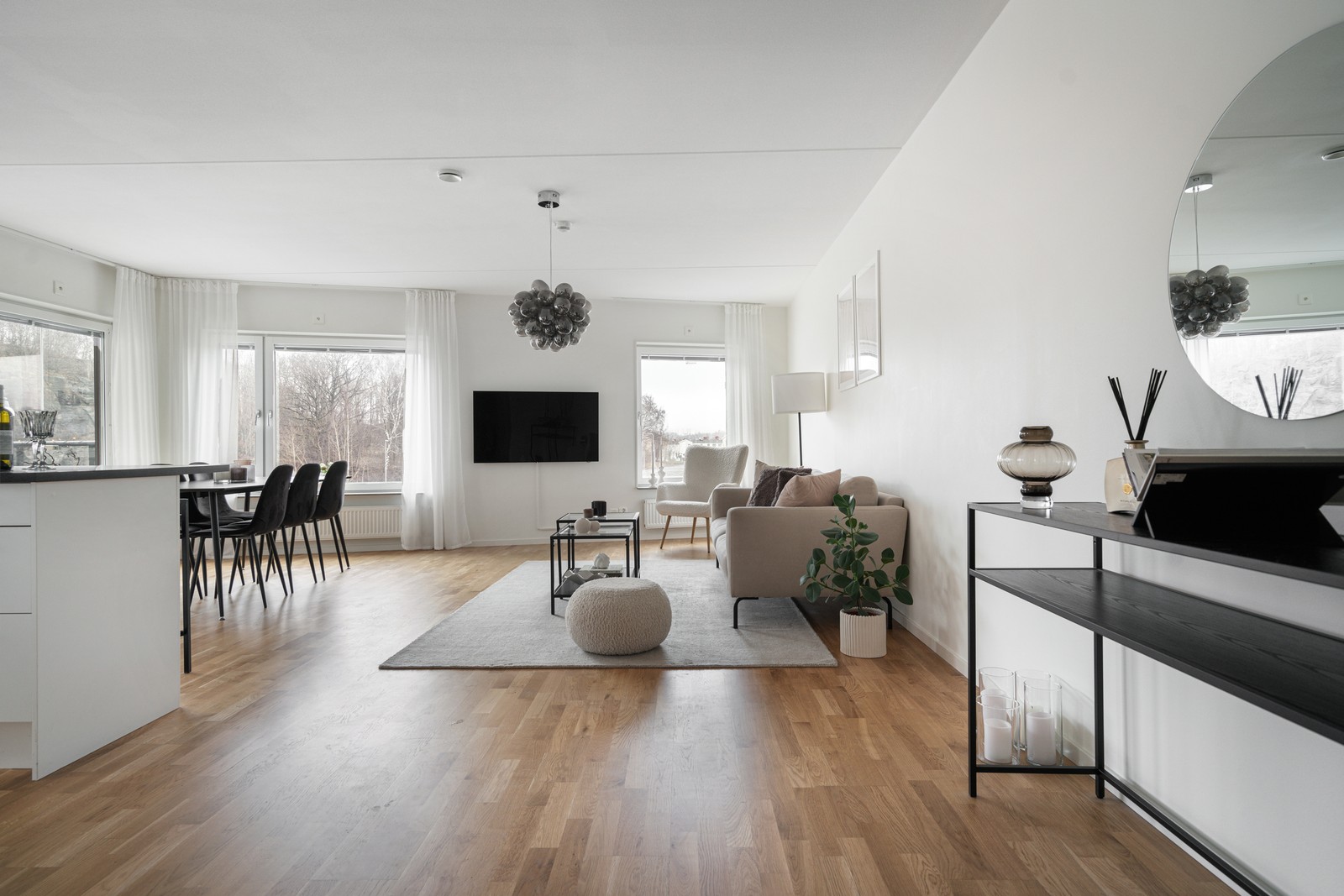 Fönster i två väderstreck gör att det kommer in mycket naturligt ljus