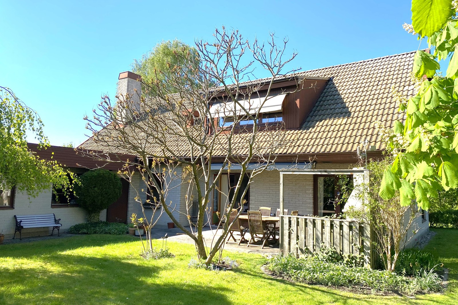 Rak söderläge mot uteplatsen, garageingång till vänster